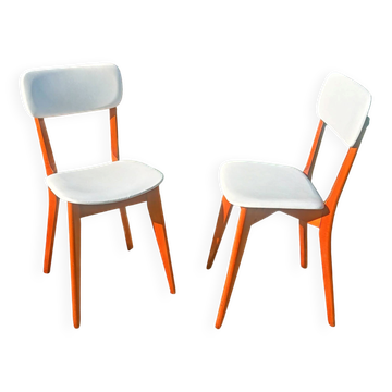 chaises vintage en bois et skaï blanc