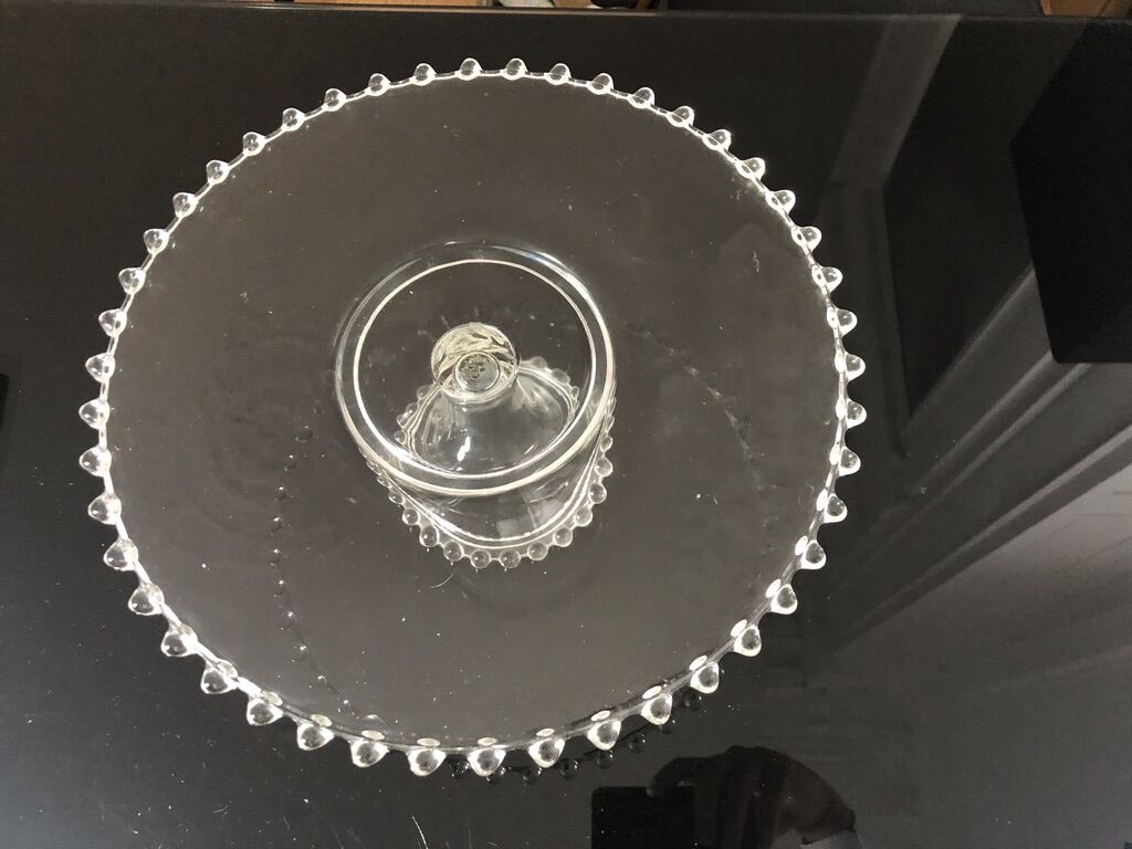 Flat cake display on foot and flat