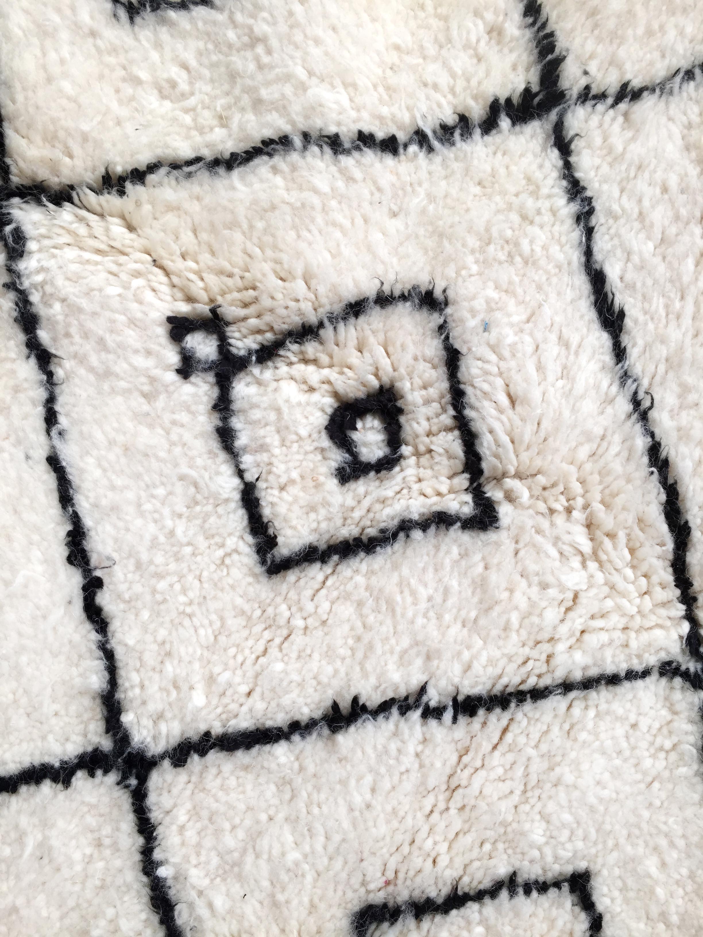 Berber carpet Beni Ouarain with black diamonds 296x187cm