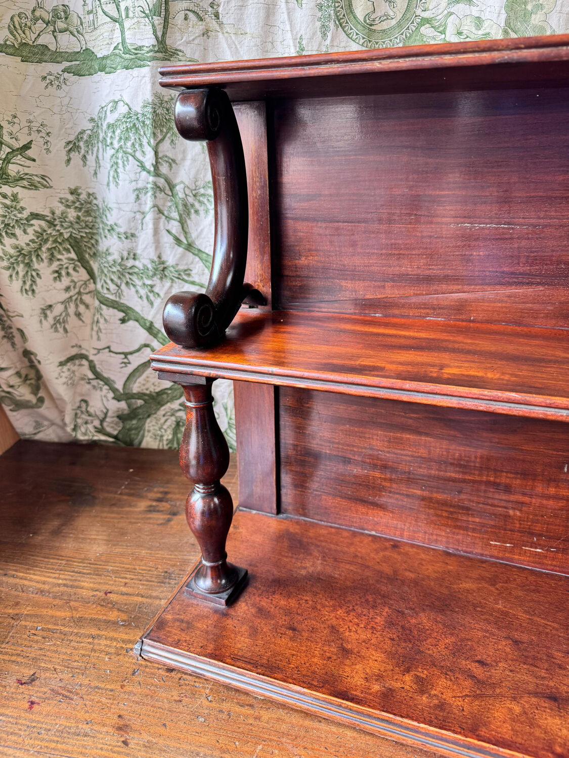 Elegant Victorian mahogany wall shelf. Late 19th century.