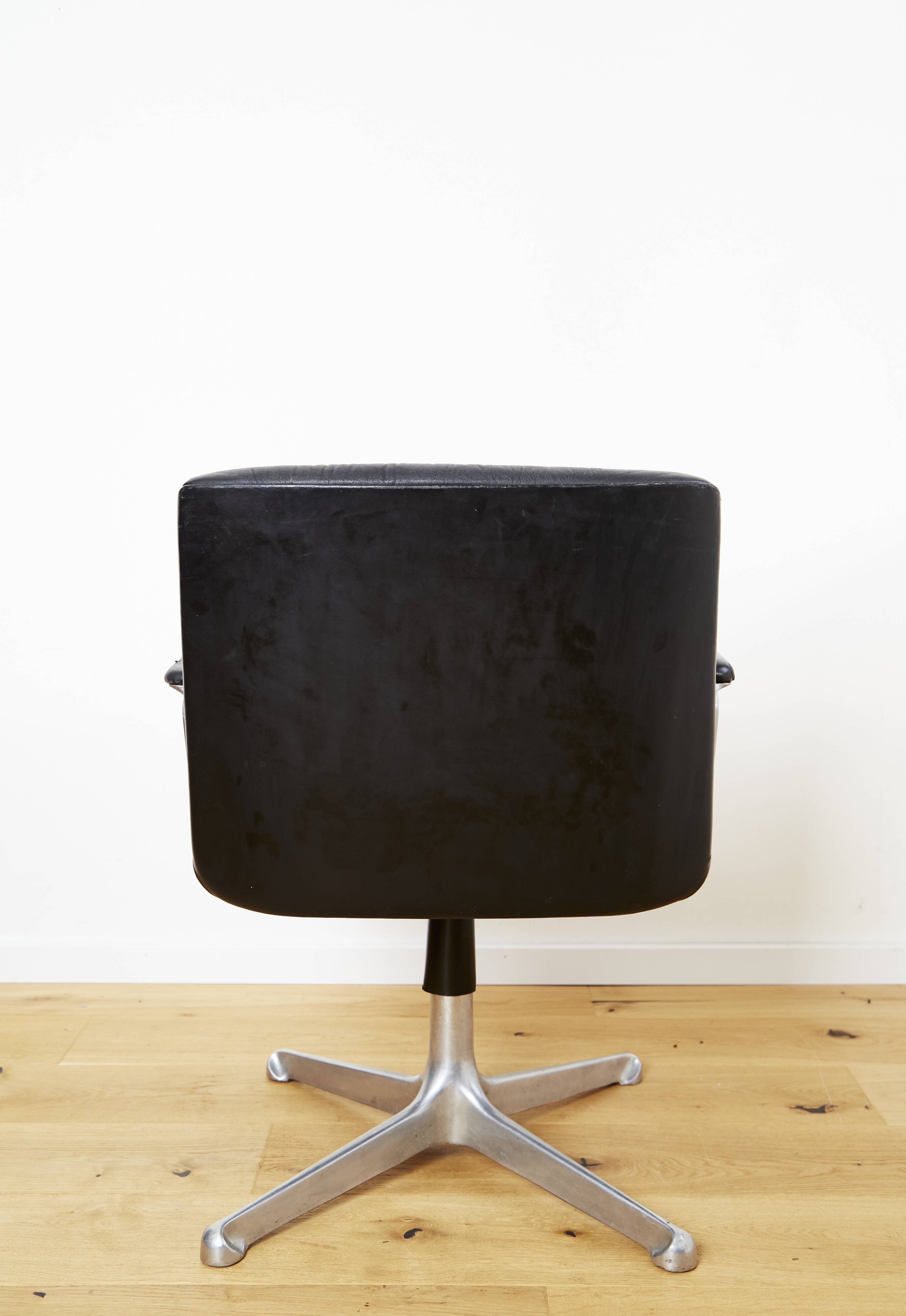 Oswaldo Borsani swivel Chair P125 for Tecno Milano