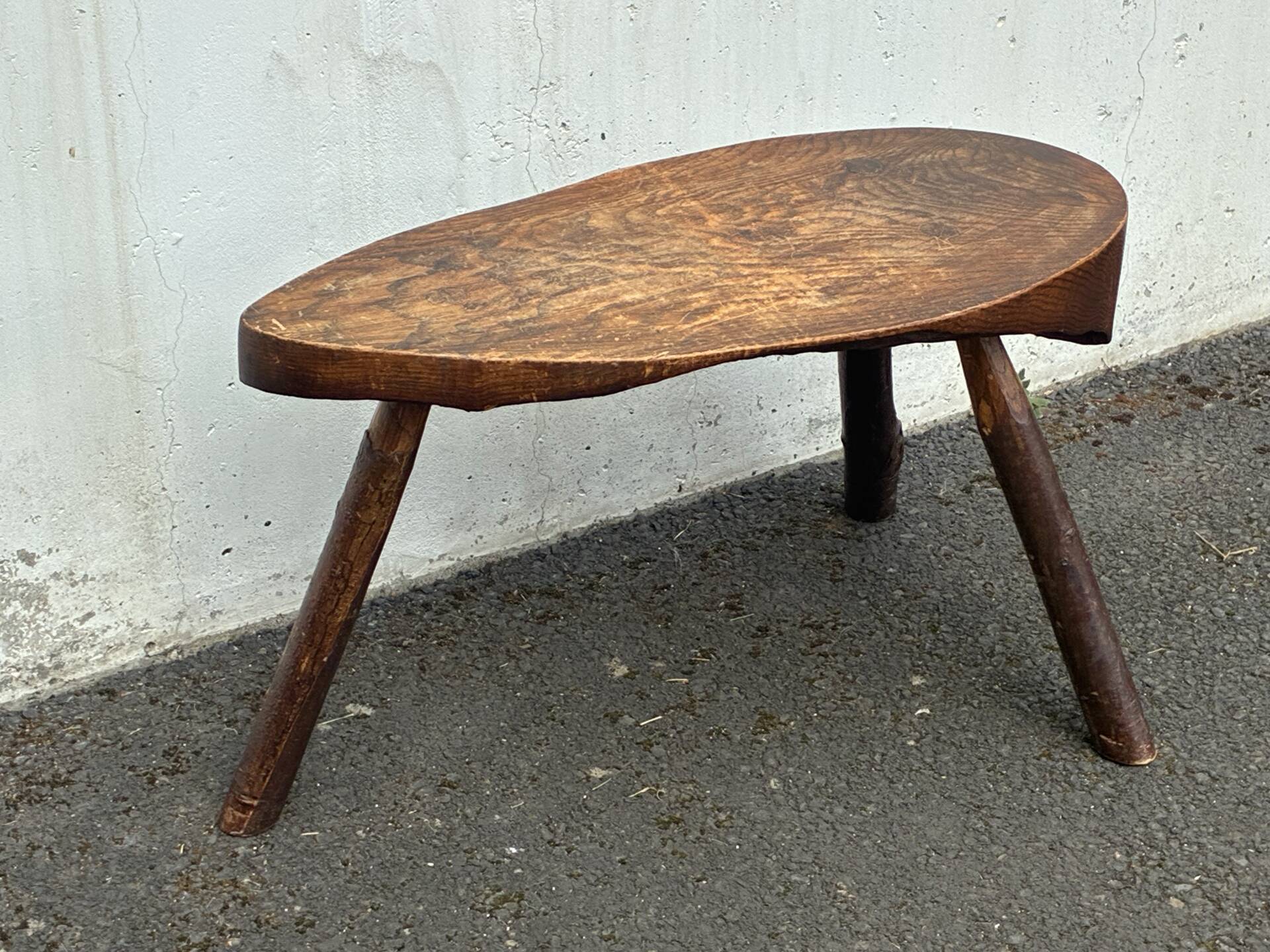 Table basse tripode brutaliste 