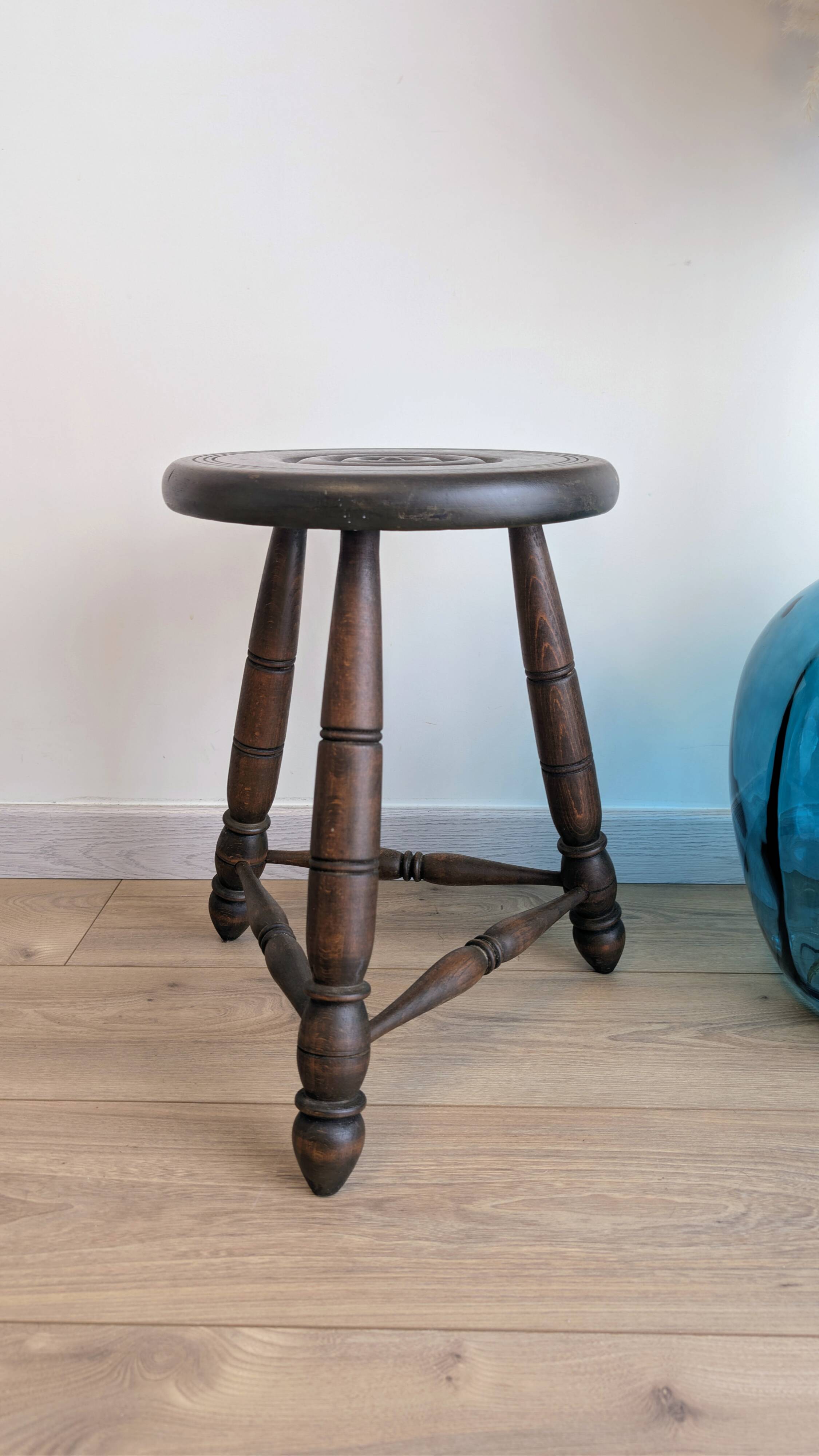 Tripod stool in turned wood, attributed to Charles Dudouyt, 20th century.