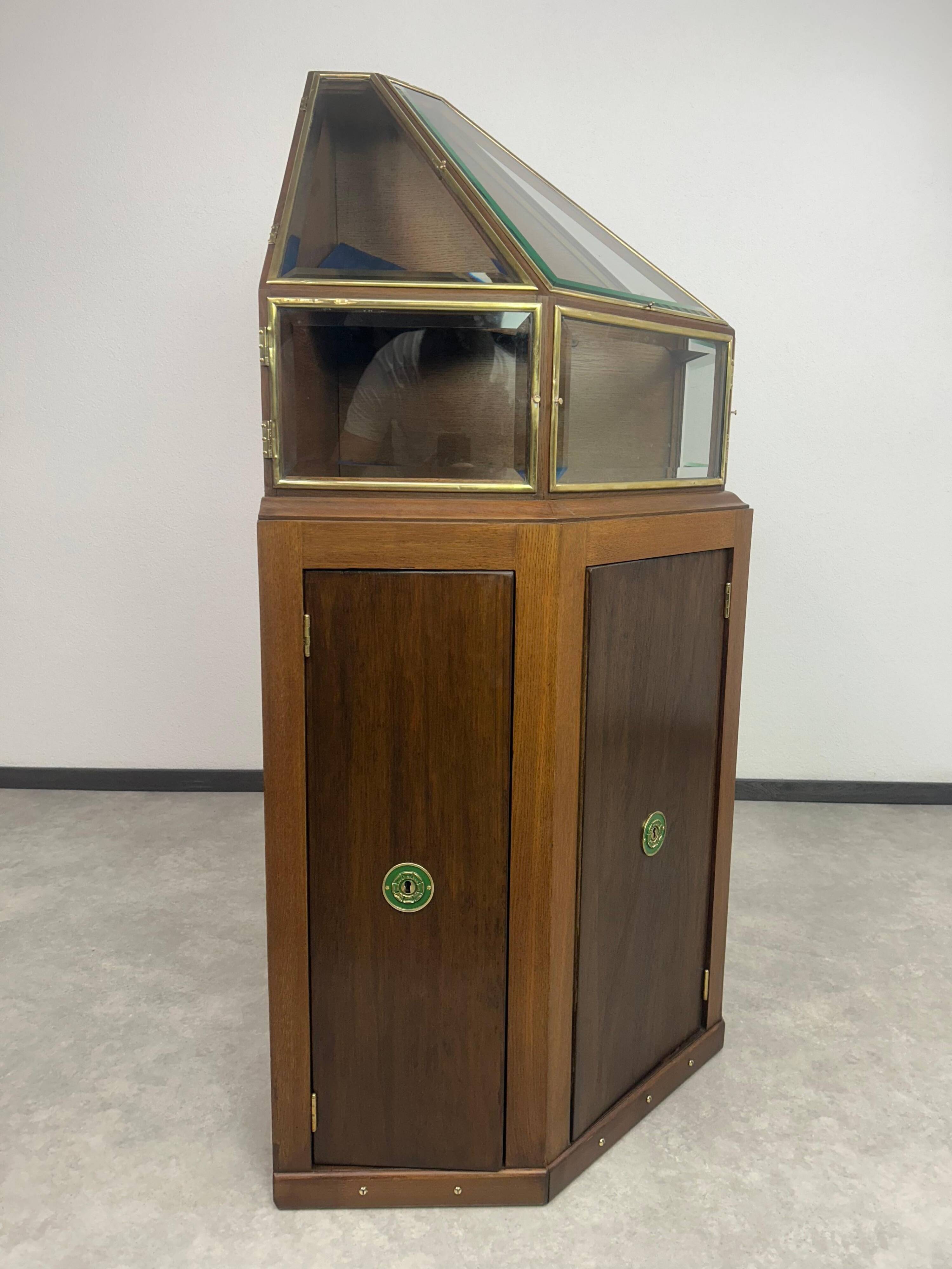Vitrine d'exposition pour bijoux art nouveau pyramidale d'angle