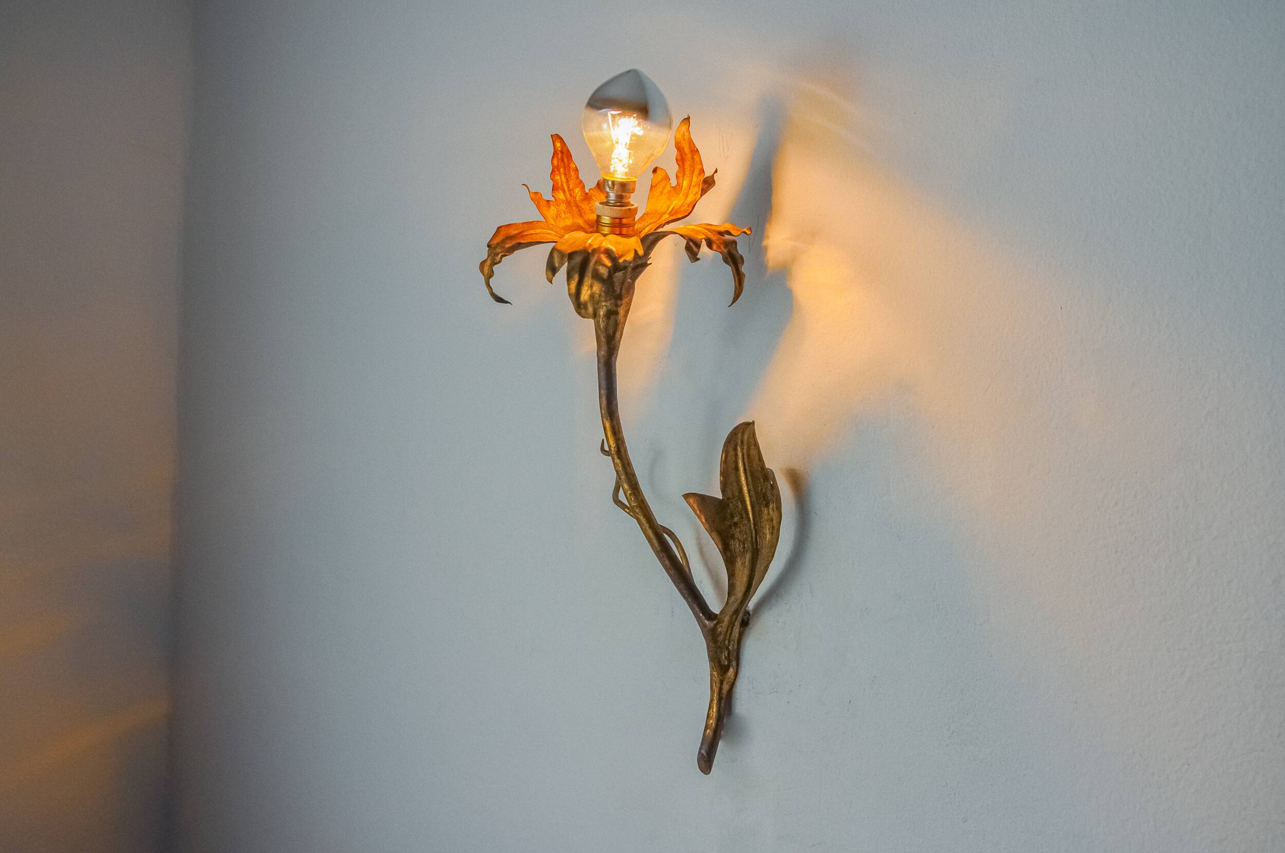 "Fleur de lys" wall light by Ferro Arte, metal and gold leaf, Spain, 1970