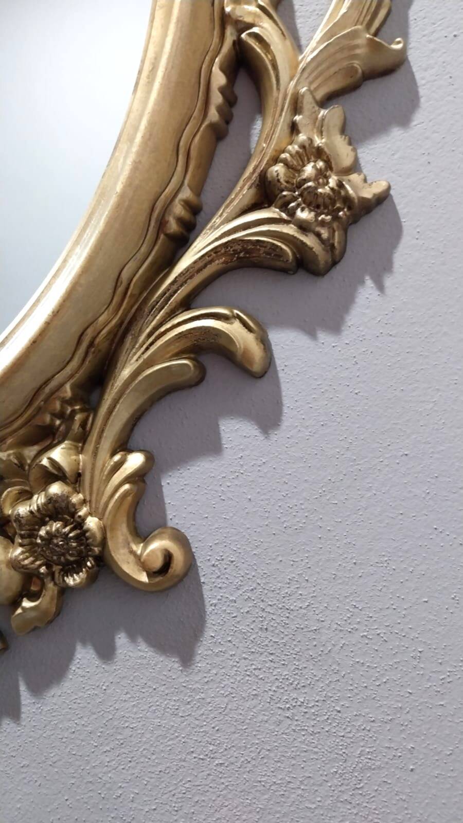 Miroir ovale baroque antique en or 58x84 cm avec cadre orné