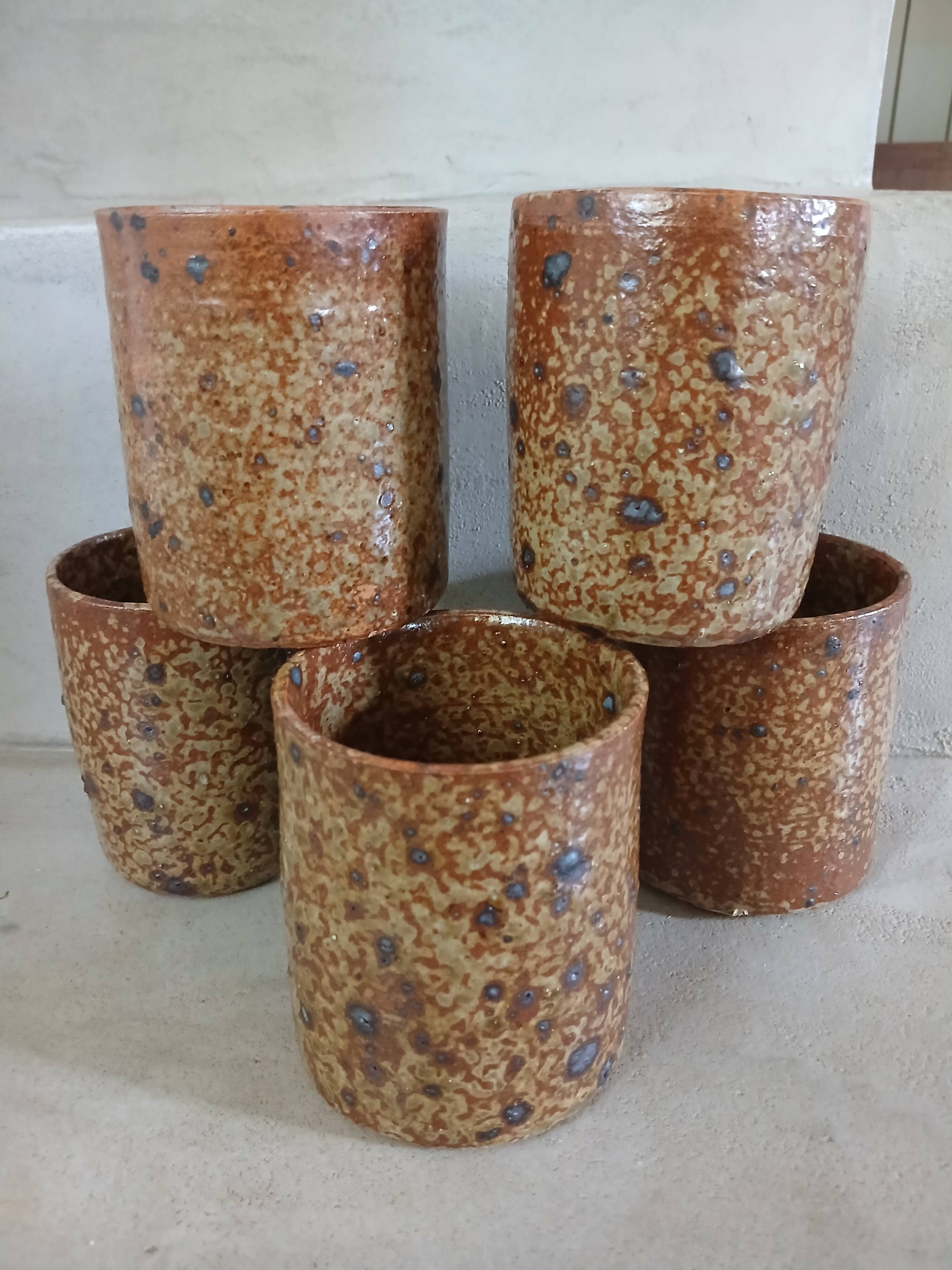 5 mugs / verres anciens en grès pyrite