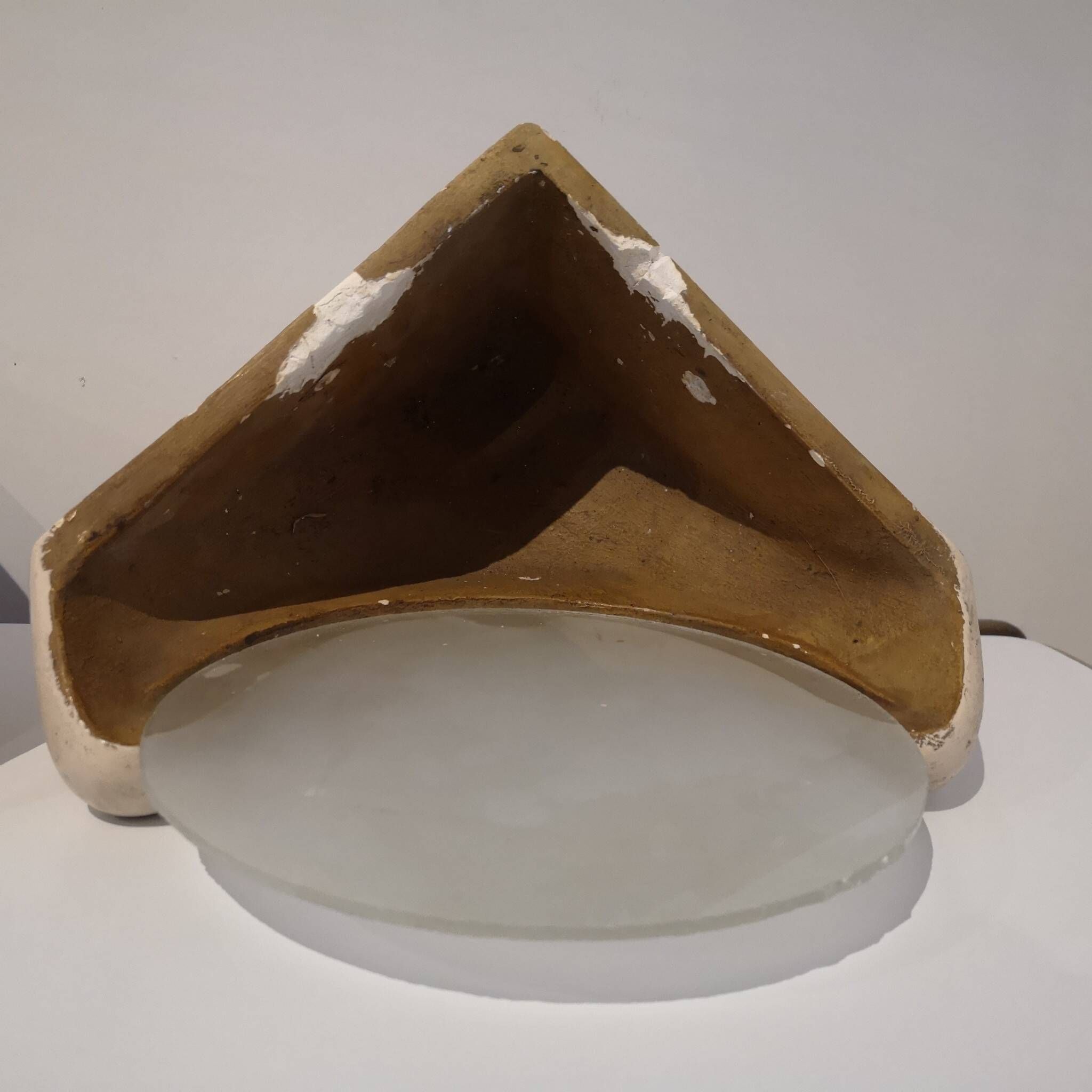 Pair of Art Deco corner wall lights in plaster and acid-etched glass, 1930s.