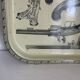 Plateau en métal guns design style Piero Fornasetti vintage 1960 - 33 x 33