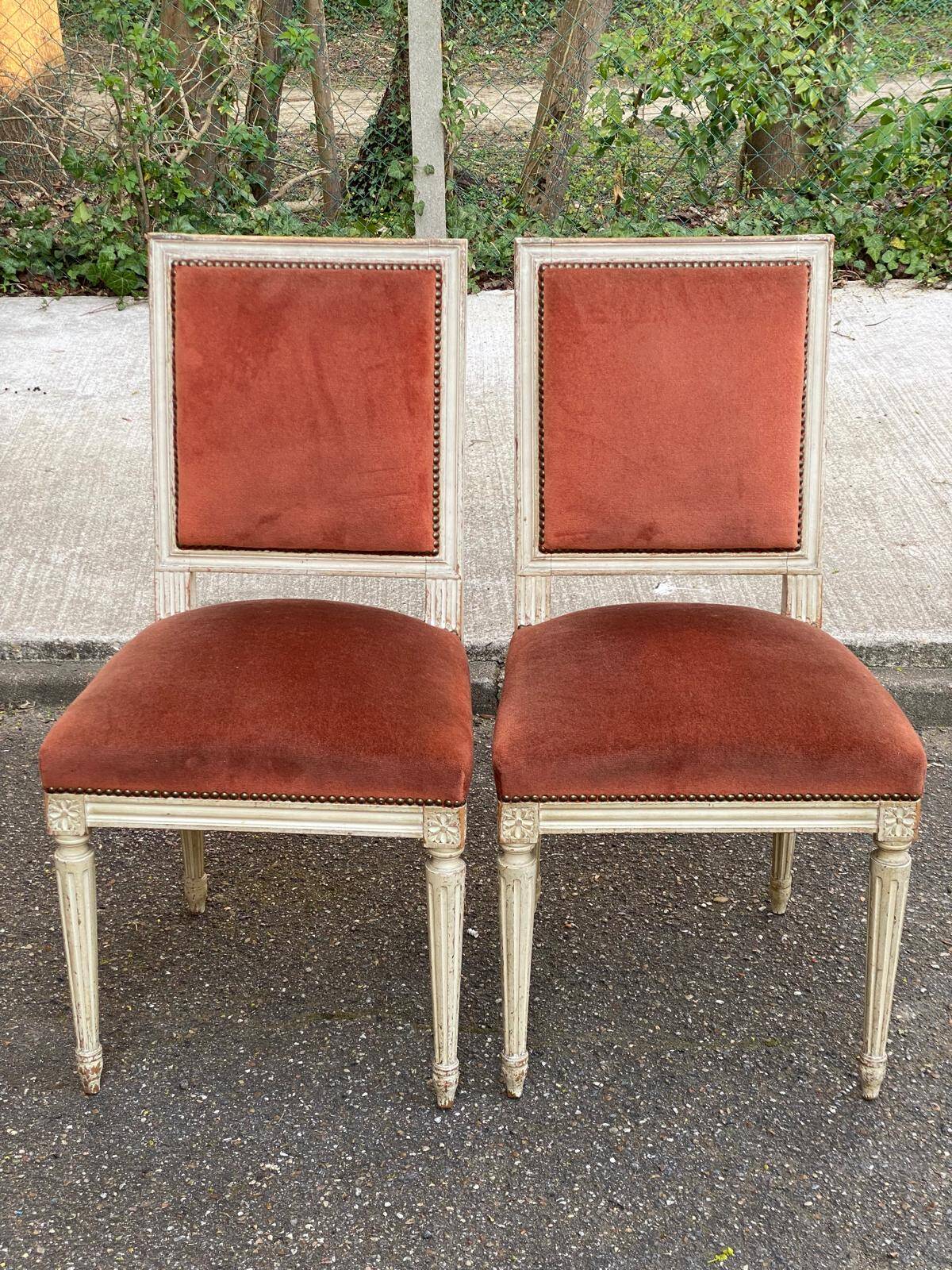2 Louis XVI chairs in solid wood and orange velvet.
