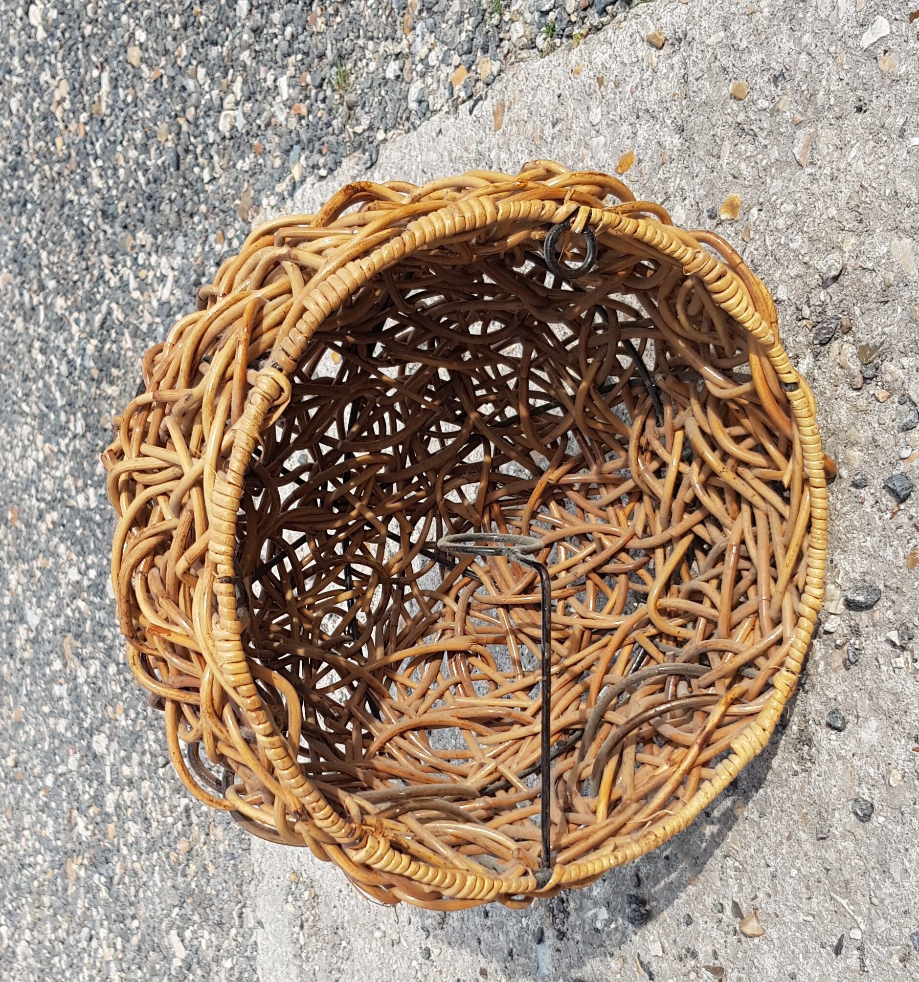 Round wicker wall lamp