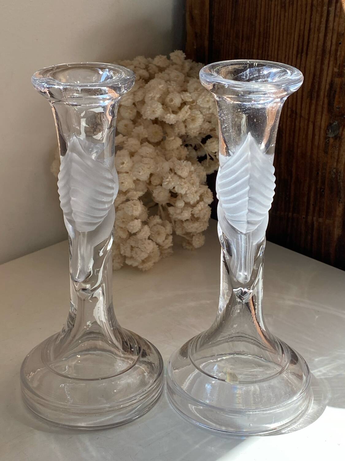 Pair of candlesticks, dove decor, in glass