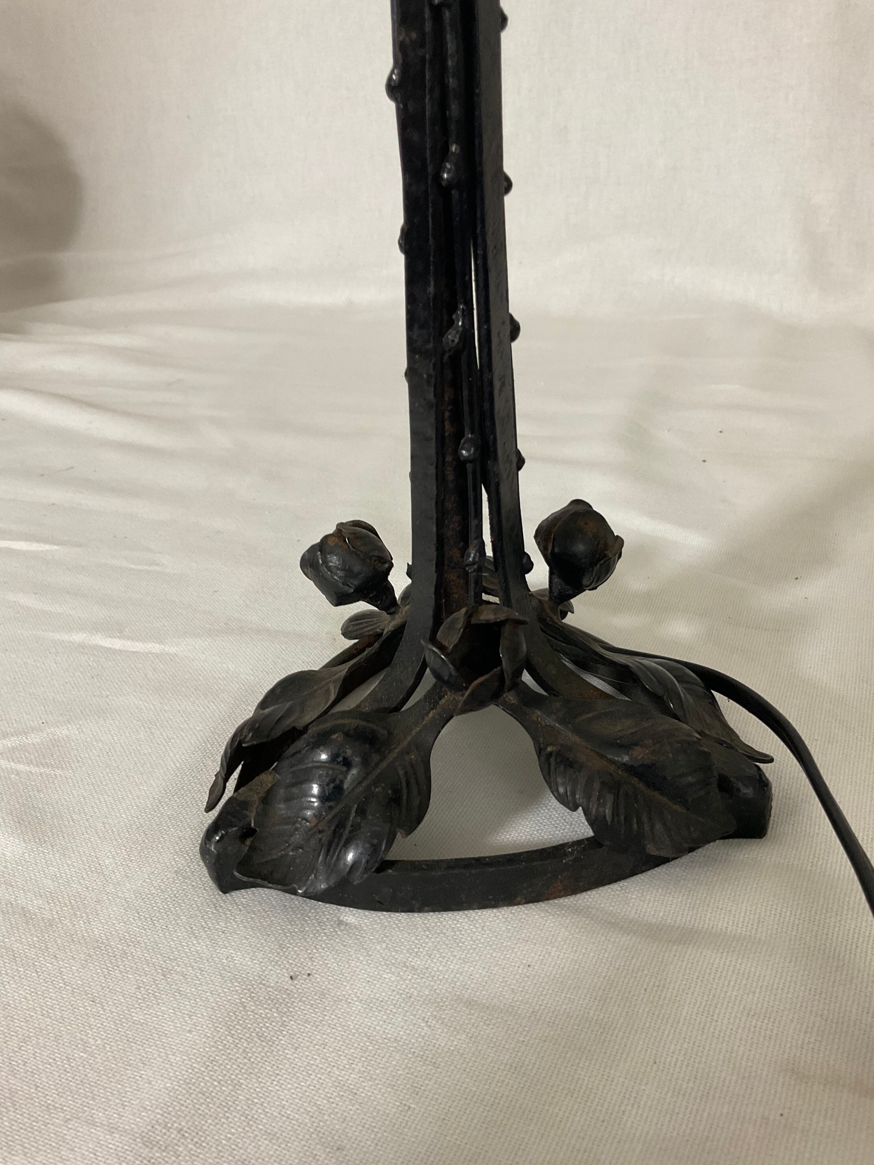Lampe art nouveau art déco en fer forgé globe blanc