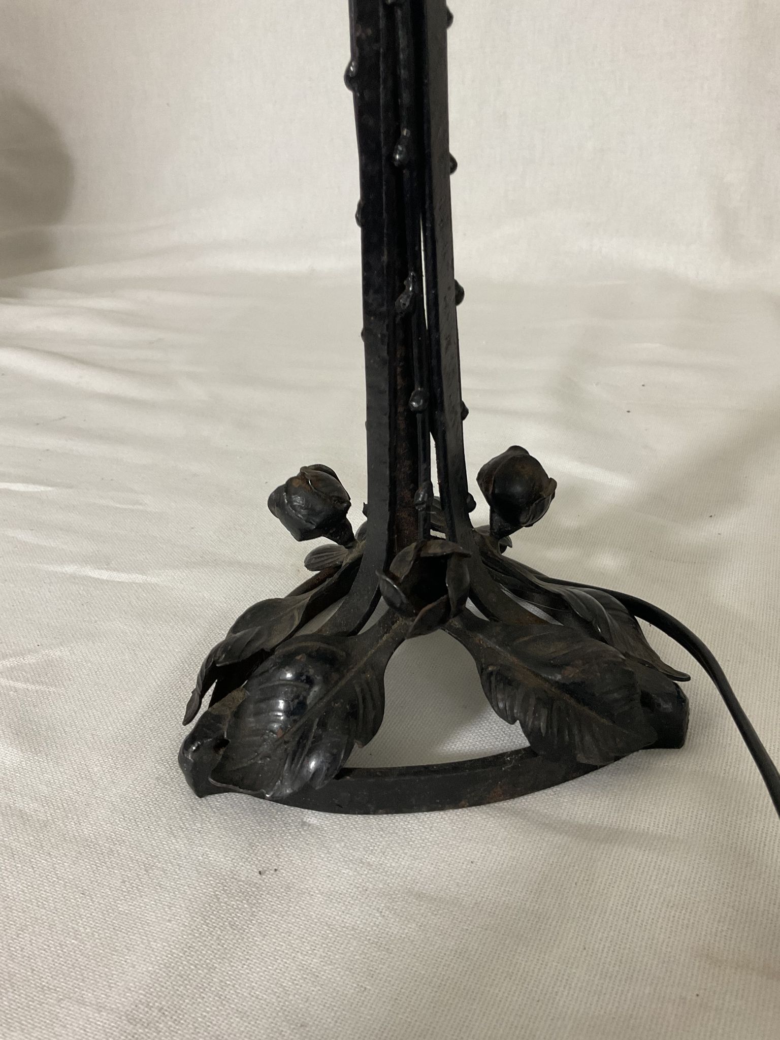 Lampe art nouveau art déco en fer forgé globe blanc