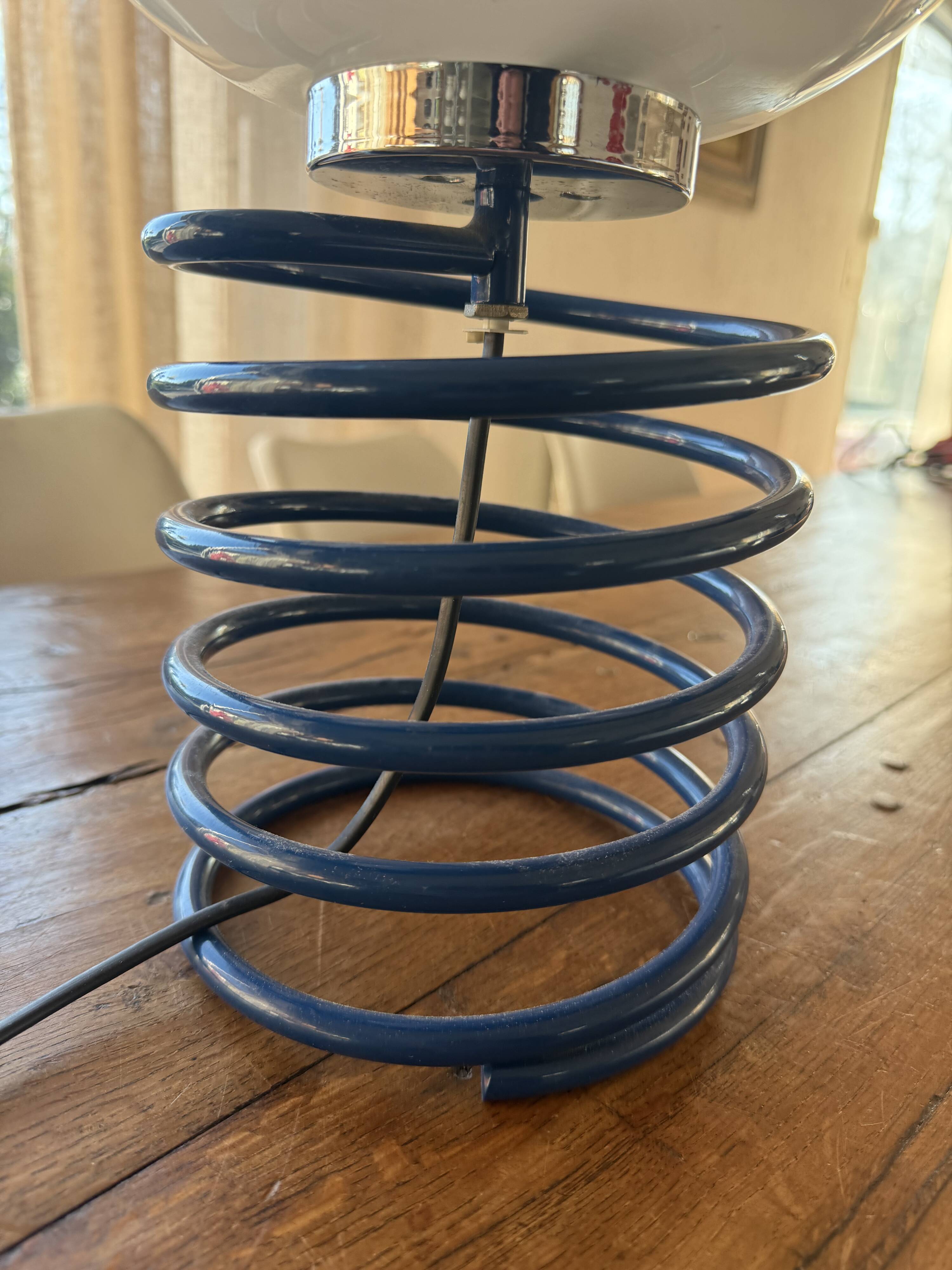 Blue lacquered metal spring lamp