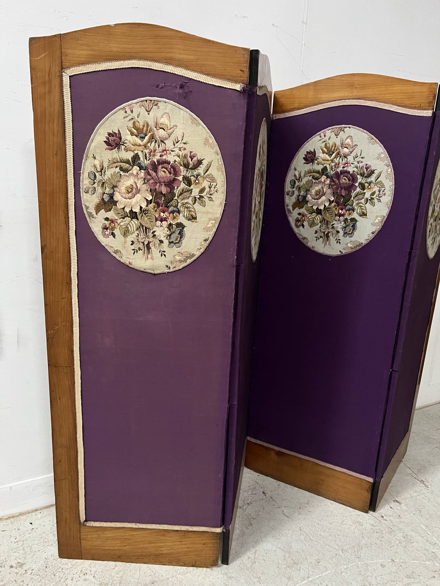 Four-panel screen decorated with an oval tapestry from the 20th century.