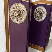 Four-panel screen decorated with an oval tapestry from the 20th century.