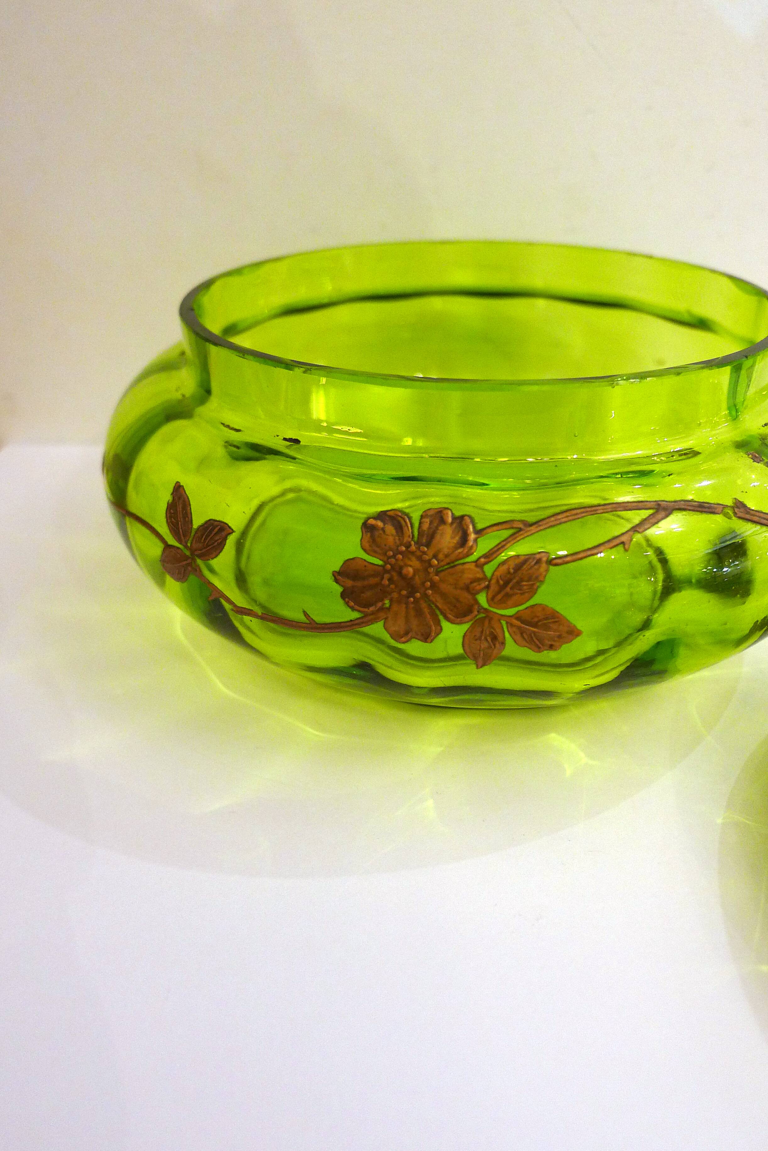 Bonbonnière ancienne en verre vert et fleurs dorées