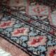 Tapis vintage fait main Bukhara en laine rose et bleu ciel (81cm x 118cm)