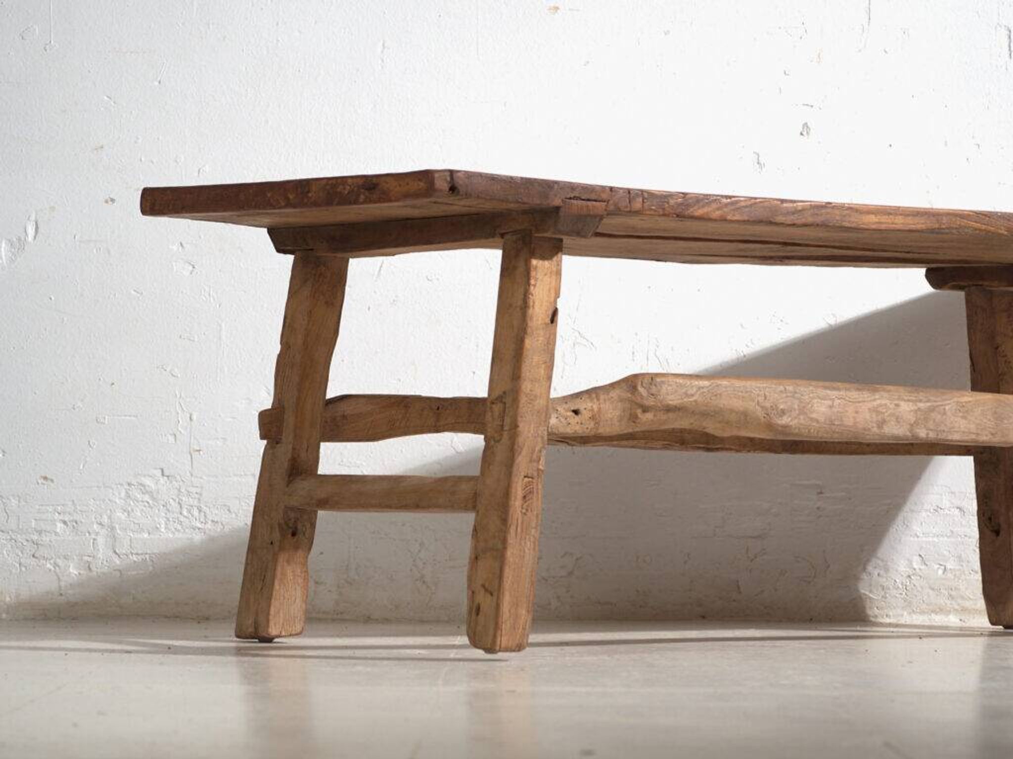 Table basse ancienne en bois de pin – Chine, circa 1930