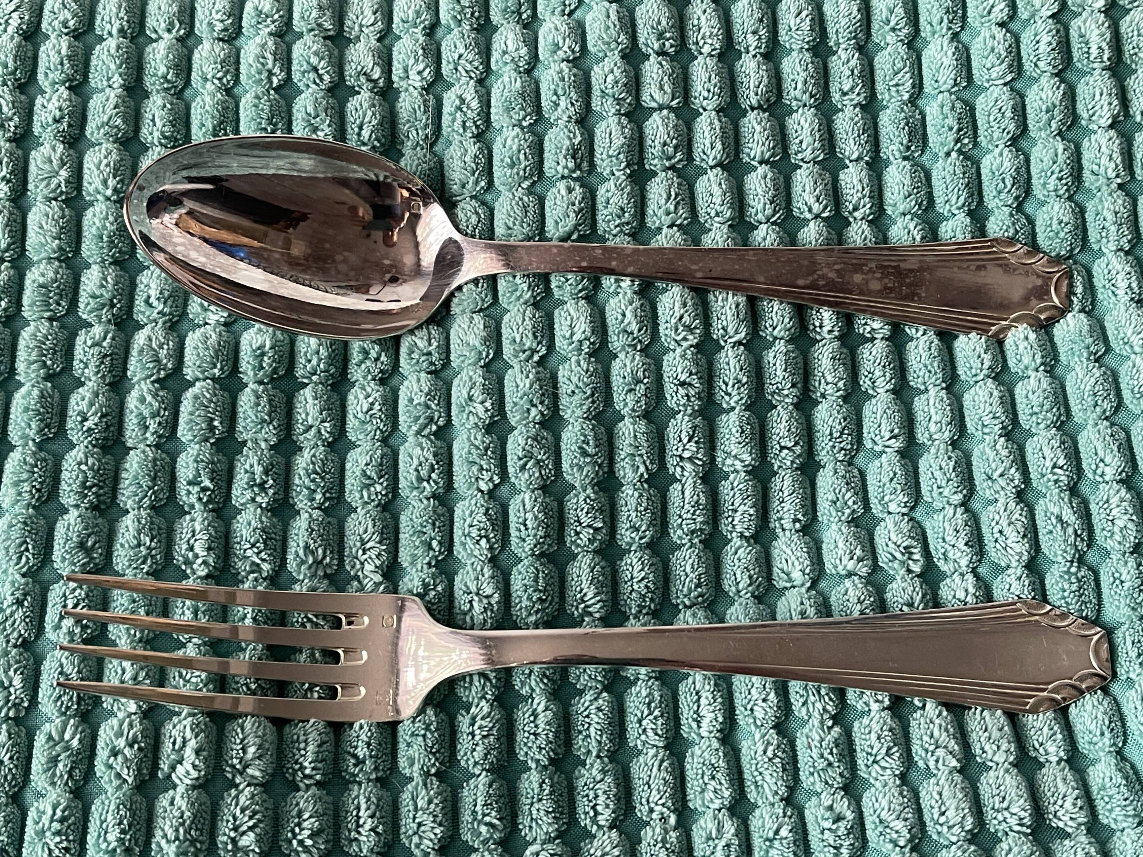 Ménagère de 24 couverts en métal argenté