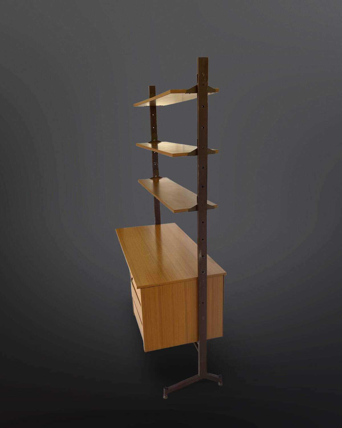 Bibliothèque italienne du milieu du siècle avec bureau.