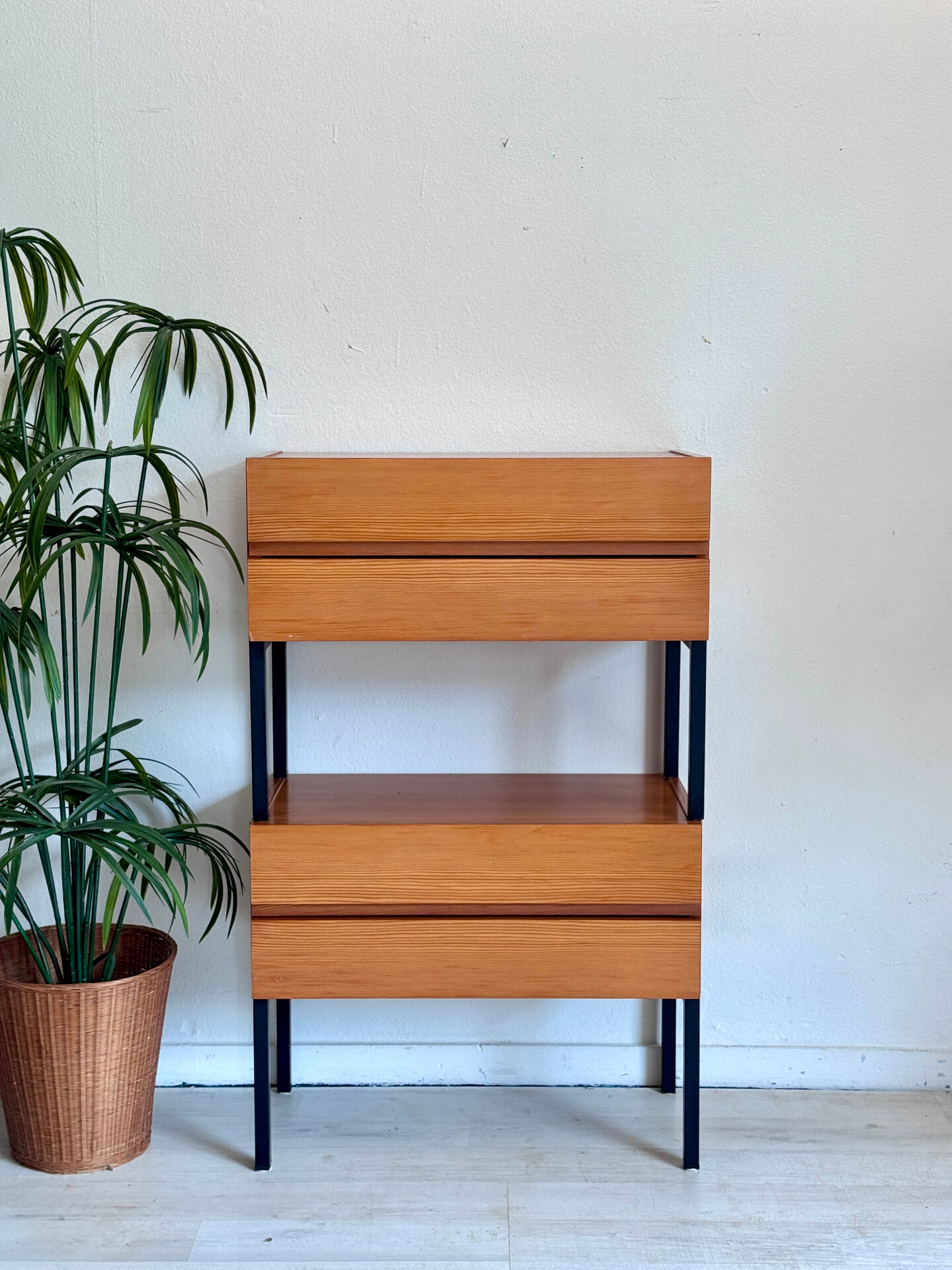 Vintage nachtkastjes minimalistisch jaren 60