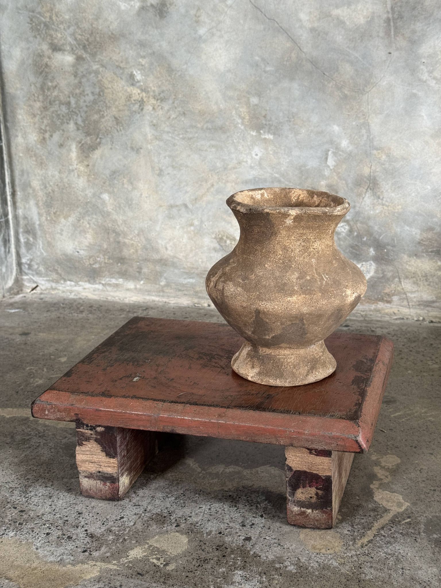 Tabouret d'appoint en teck upcyclé, chromie rouge