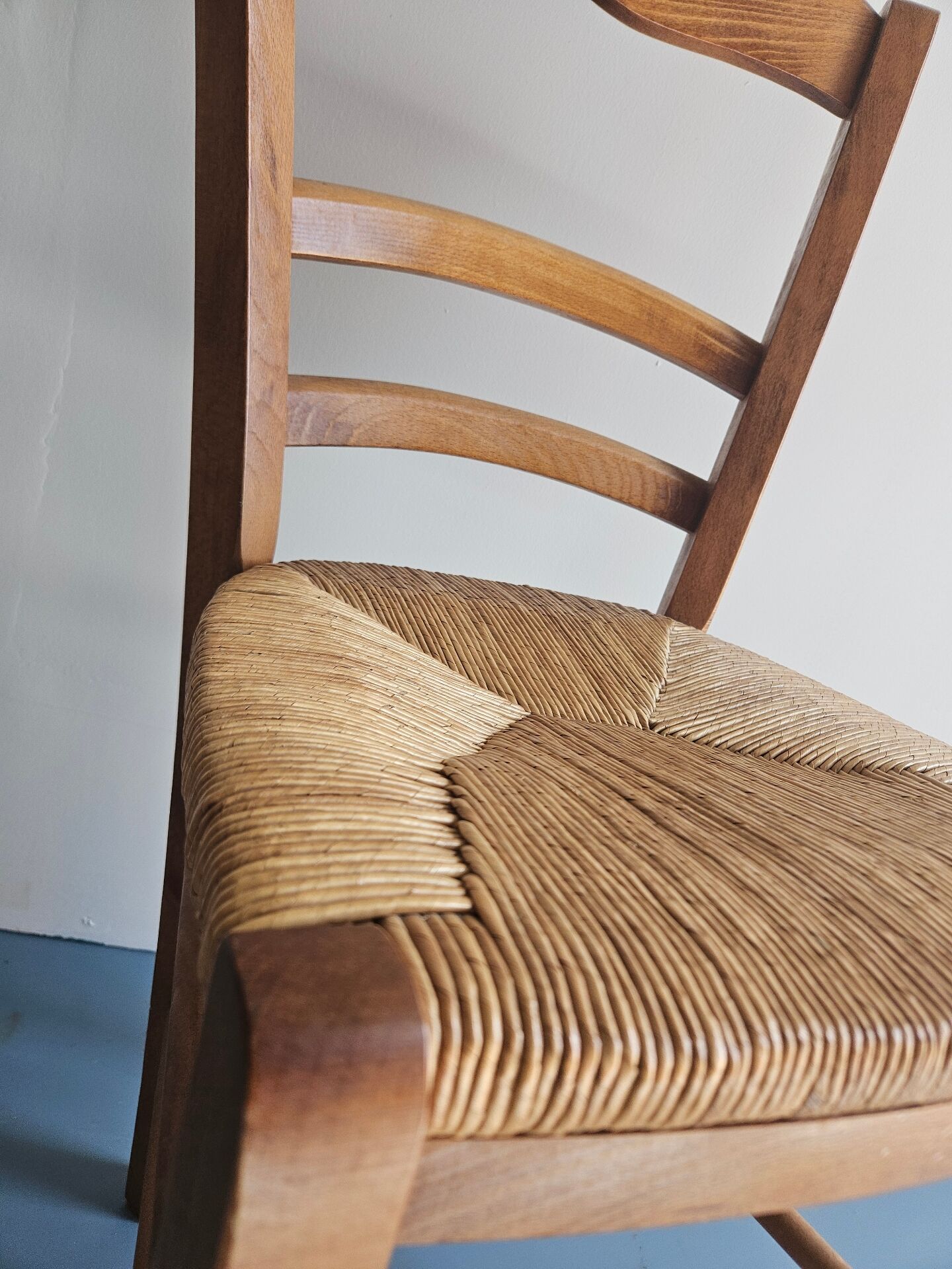 Chaises en bois robuste 