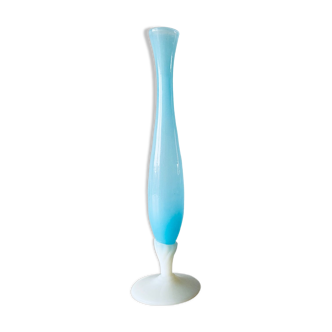 Vase ancien en opaline bleue et blanche