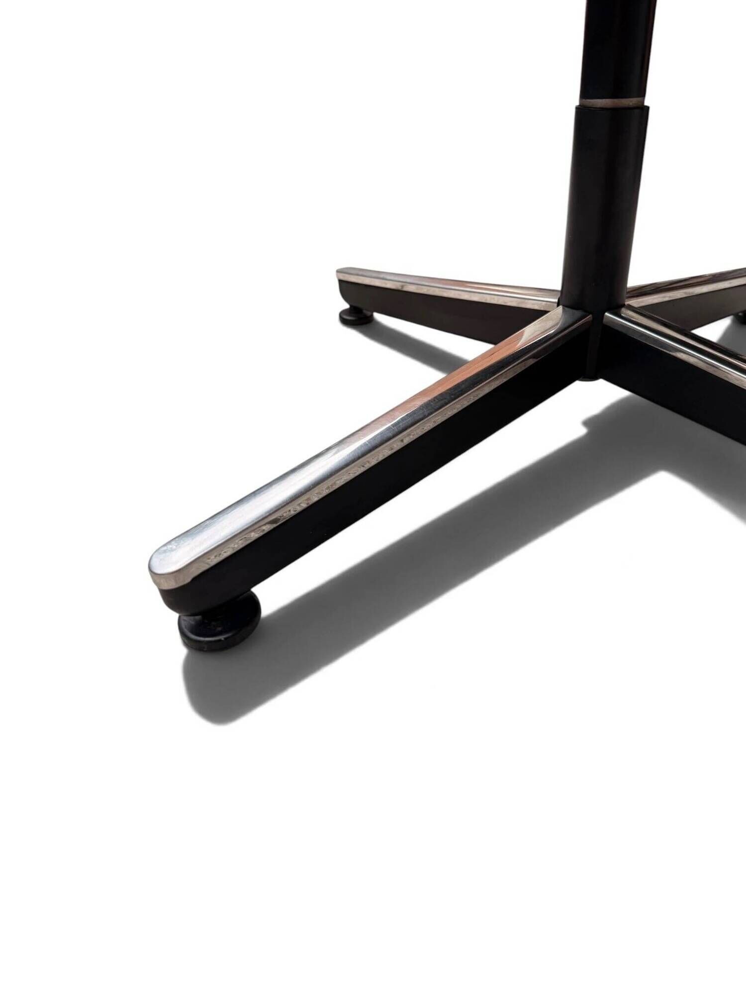 Charles Pollock Executive office chair in black leather, Knoll