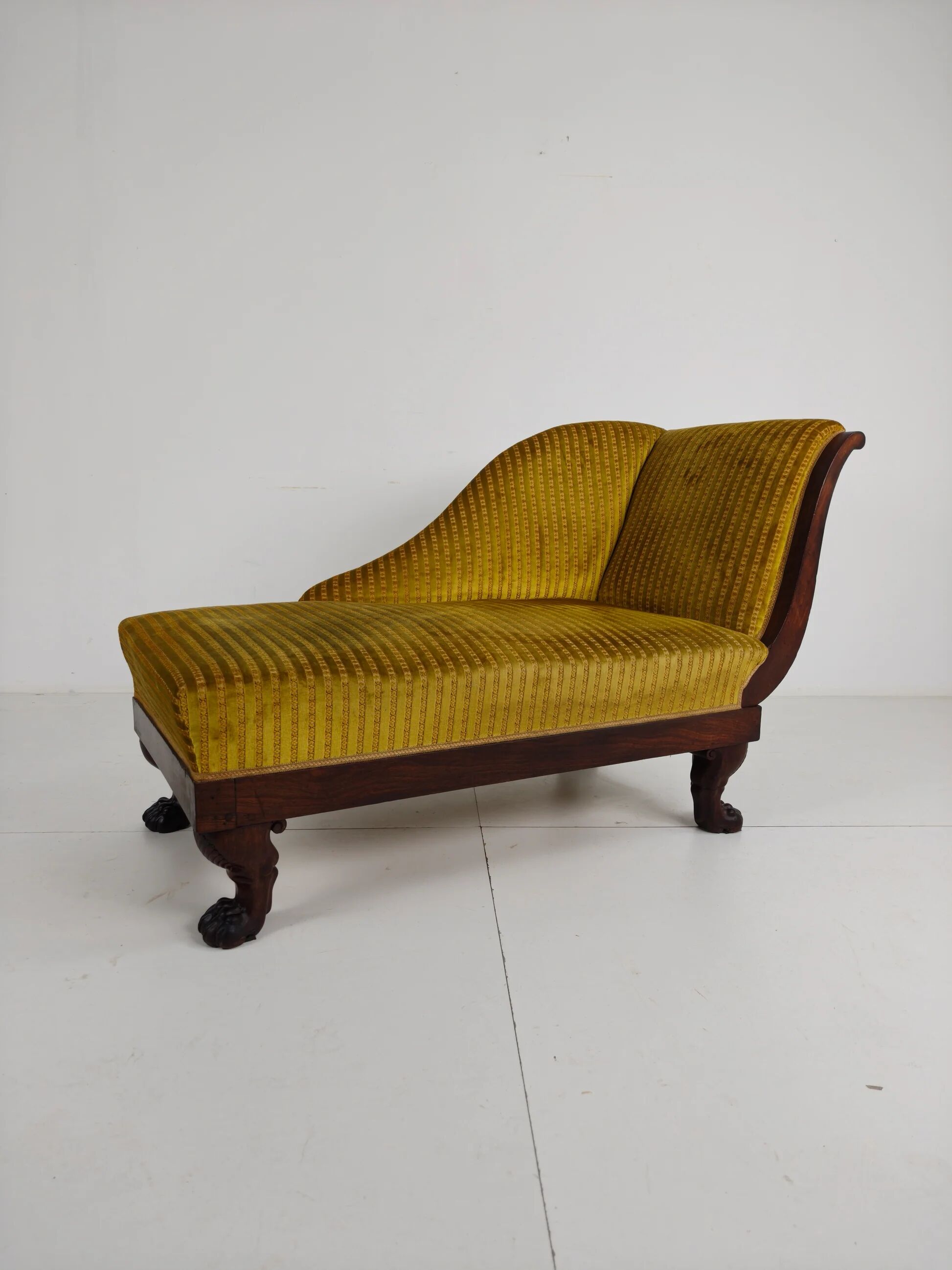 Superbe chaise longue Empire en acajou – vers 1800–1830 – pieds en pattes de lion sculptés