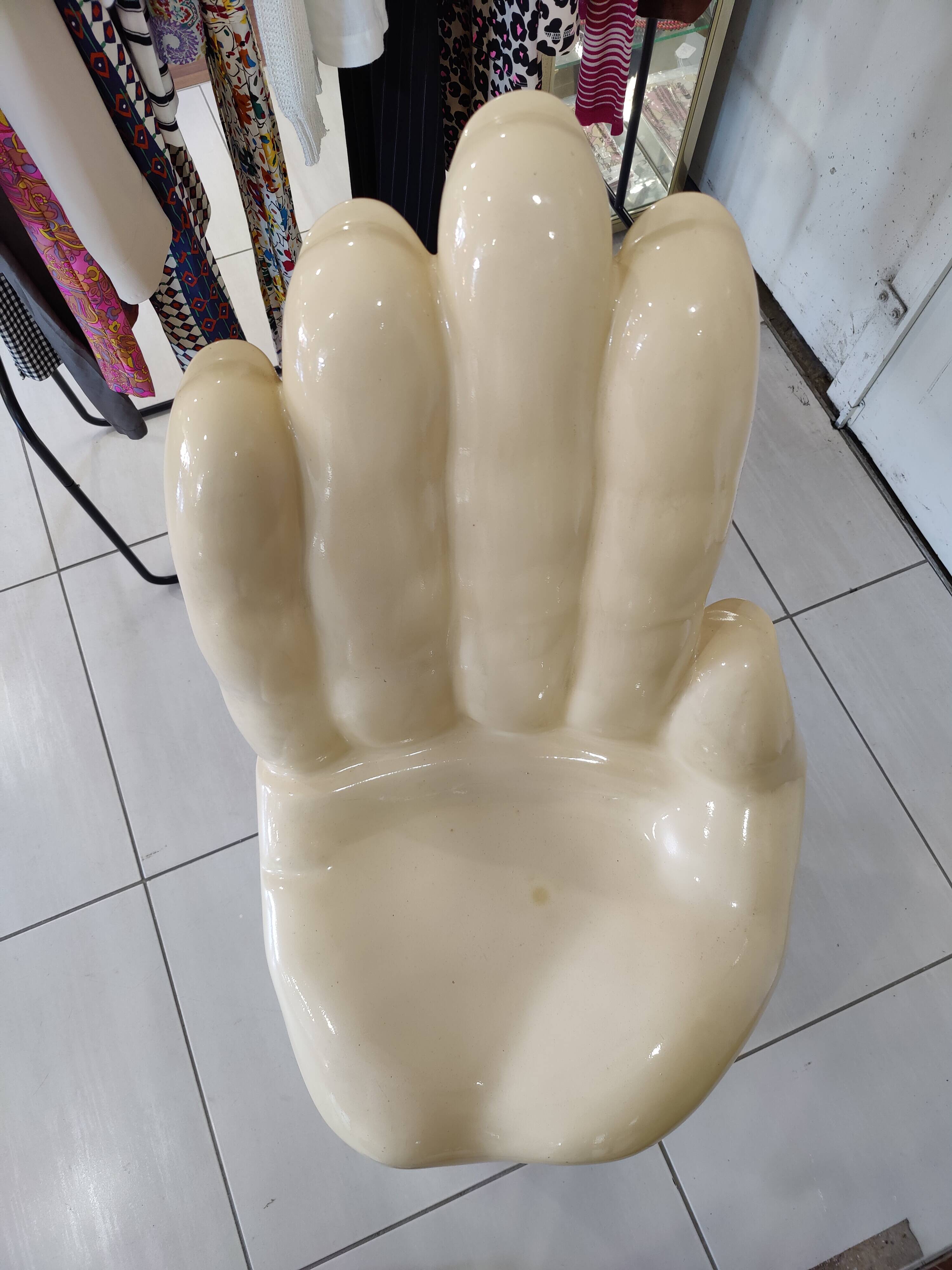 Chaise Main sculpturale années 70