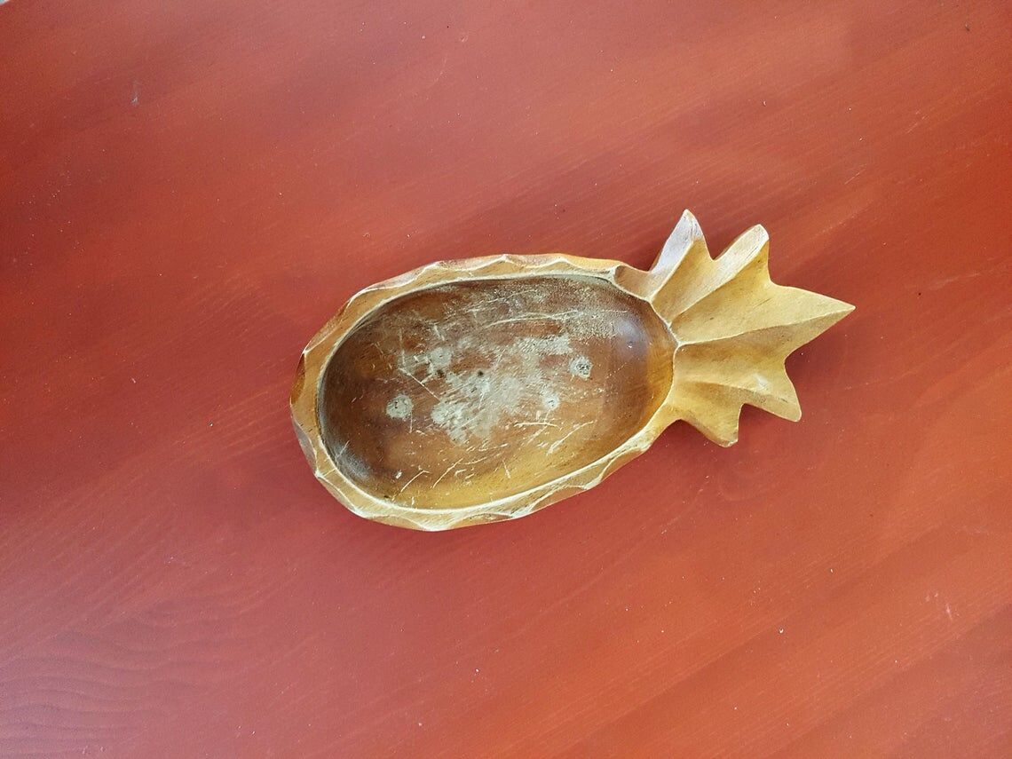 Wooden pineapple-shaped pocket