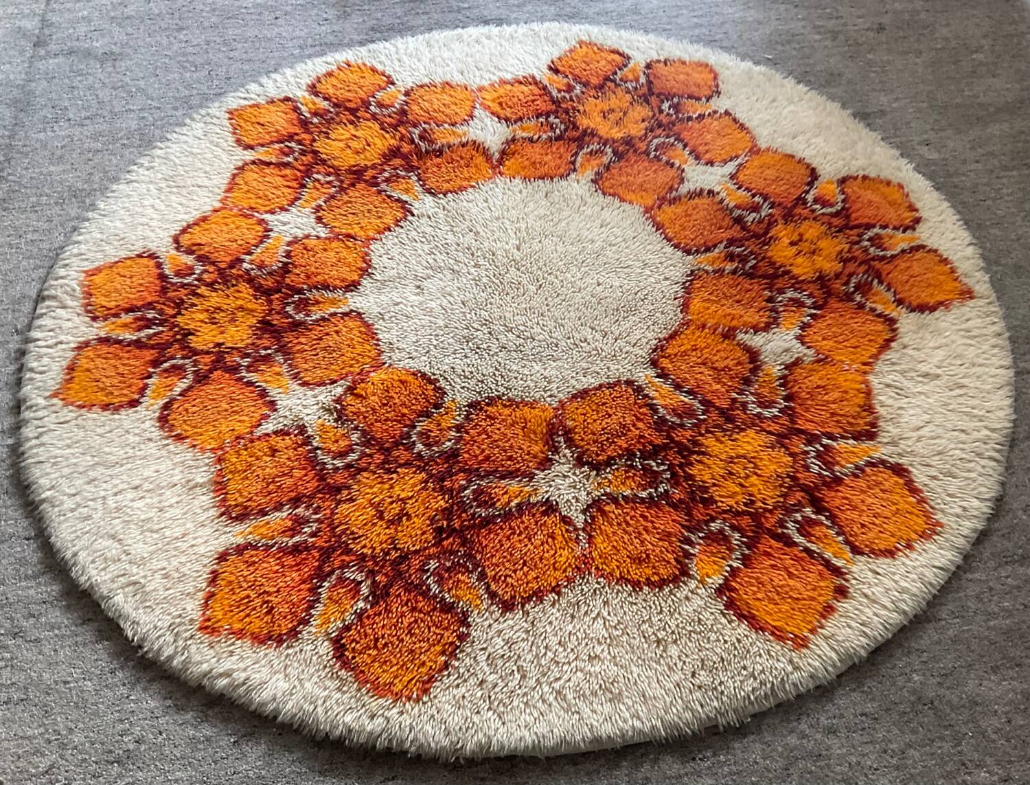 Desso pure wool round rug from the 70s