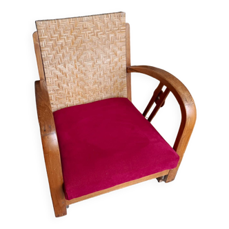 Ancien fauteuil bas colonial style Art Déco en bois.