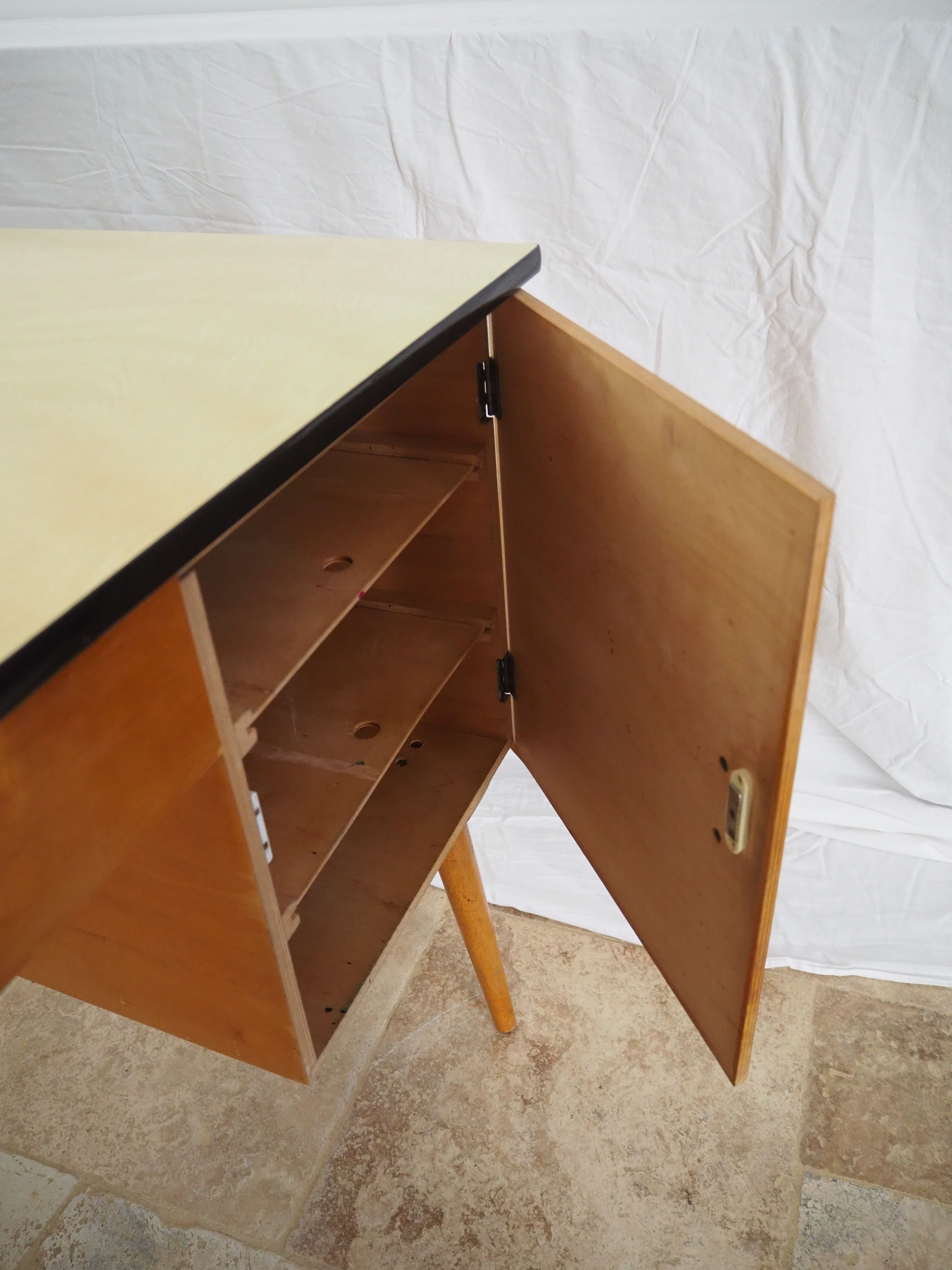 Bureau en bois plateau formica des années 60