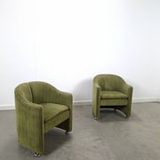 Chaises de cocktail vertes avec des roues chromées.