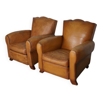 Paire de fauteuils club en cuir à dossier moustache cognac français, années 1950