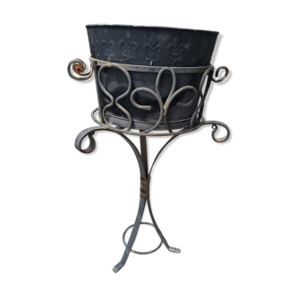 Wrought iron standing planter