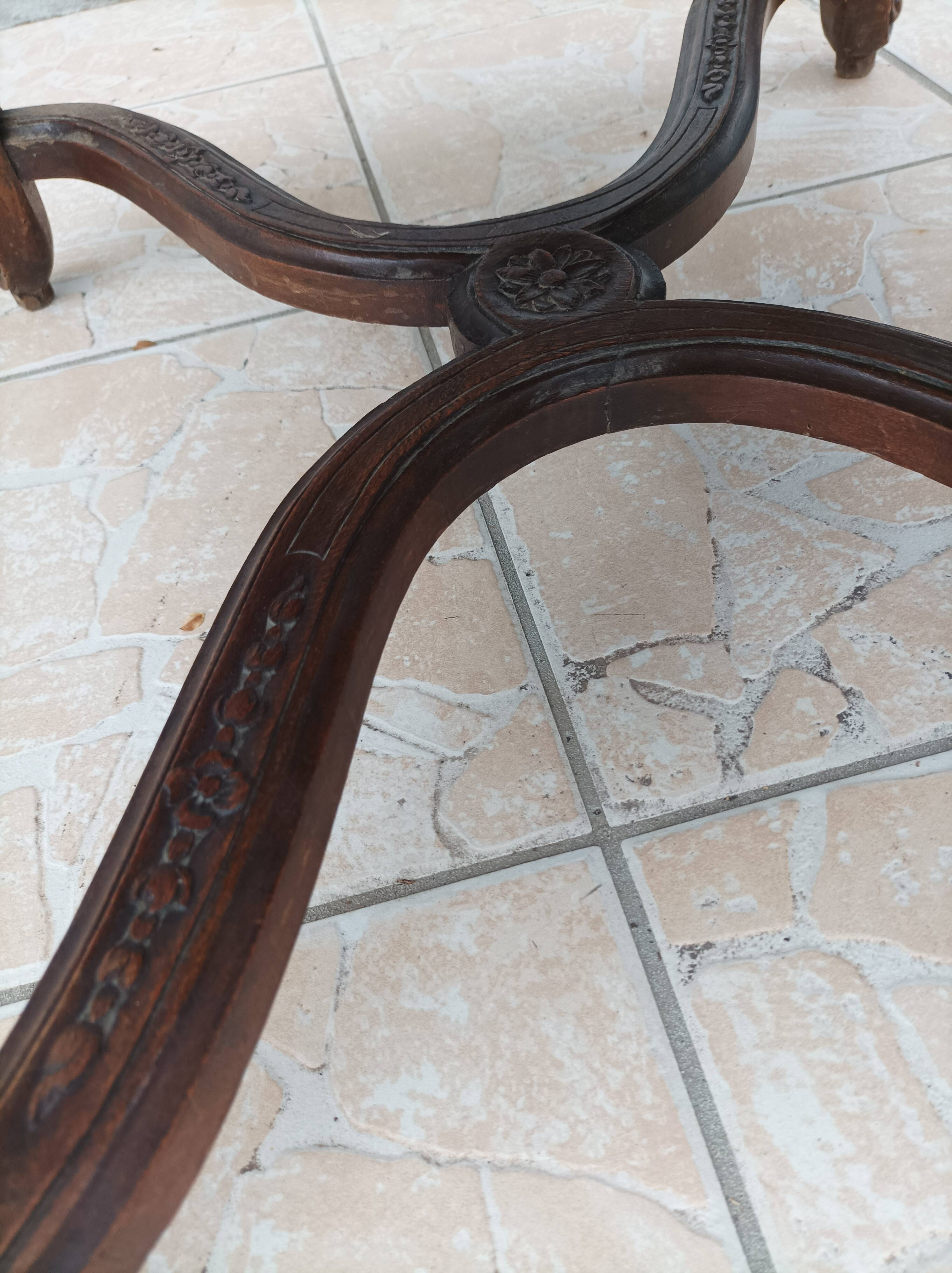 Paire de fauteuils Régence en noyer sculpté