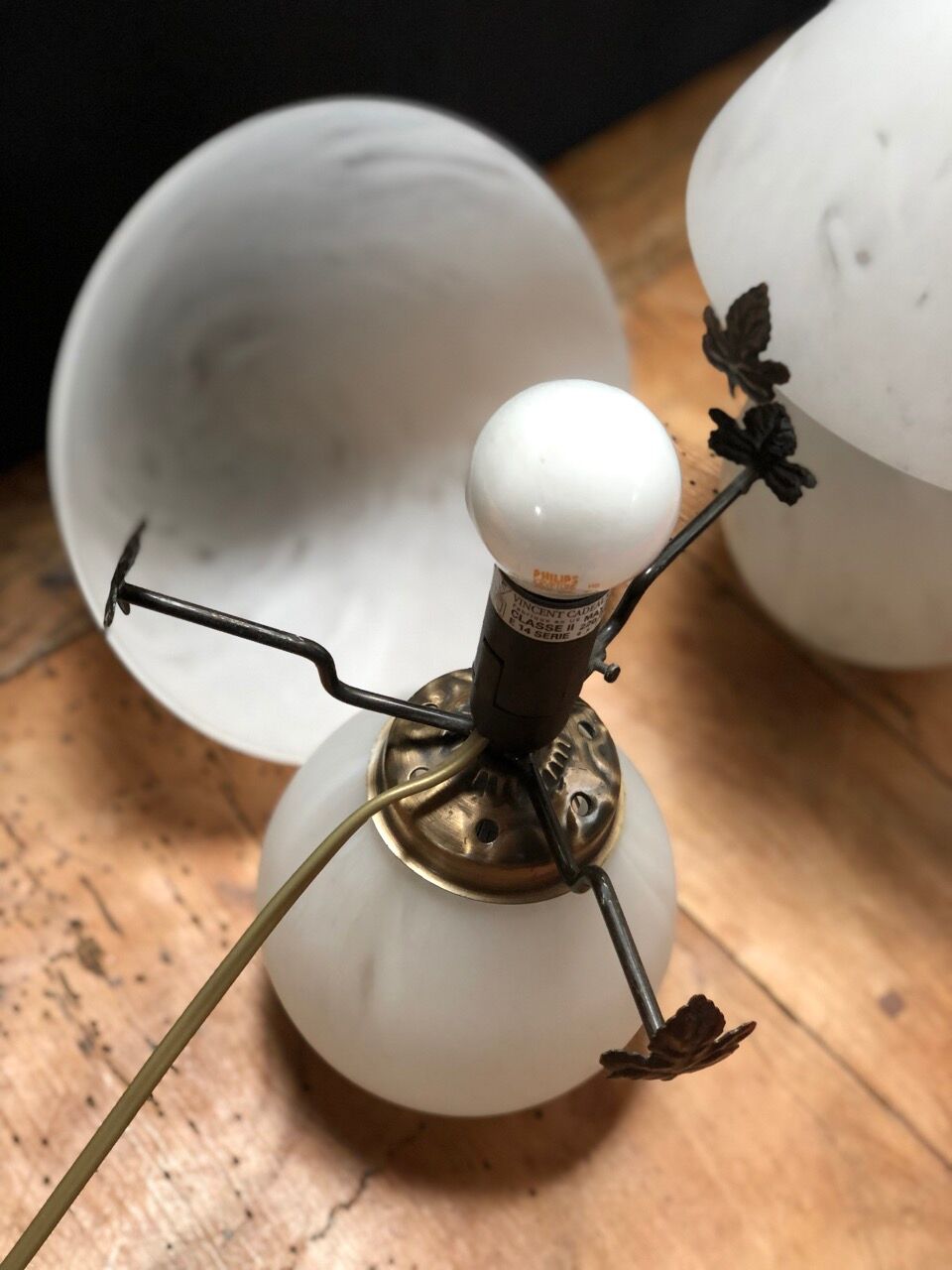 Mushroom lamp in white marbled glass paste