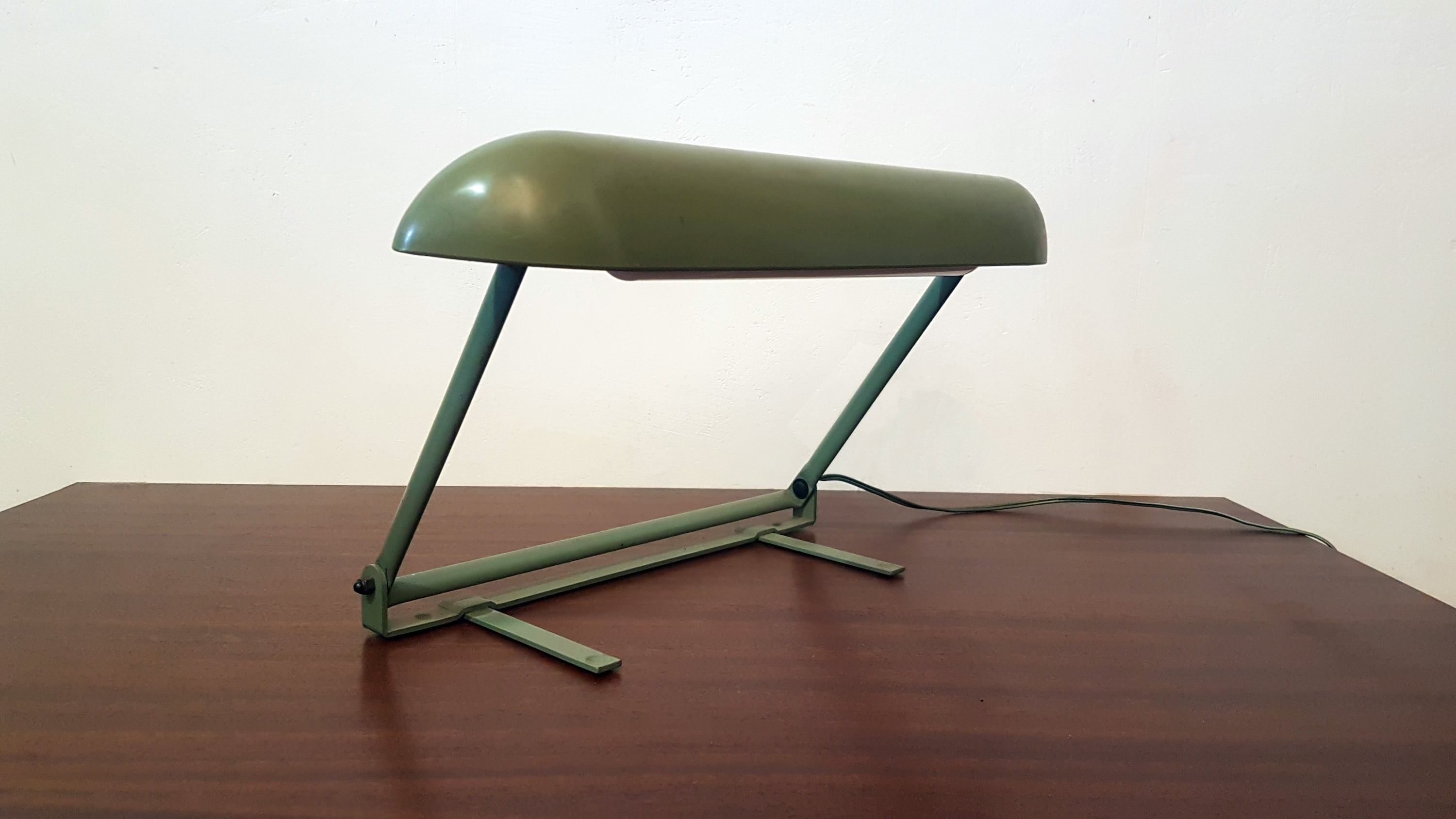 Articulated modernist industrial lamp