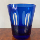 Verre ancien en cristal doublé bleu.