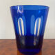 Verre ancien en cristal doublé bleu.