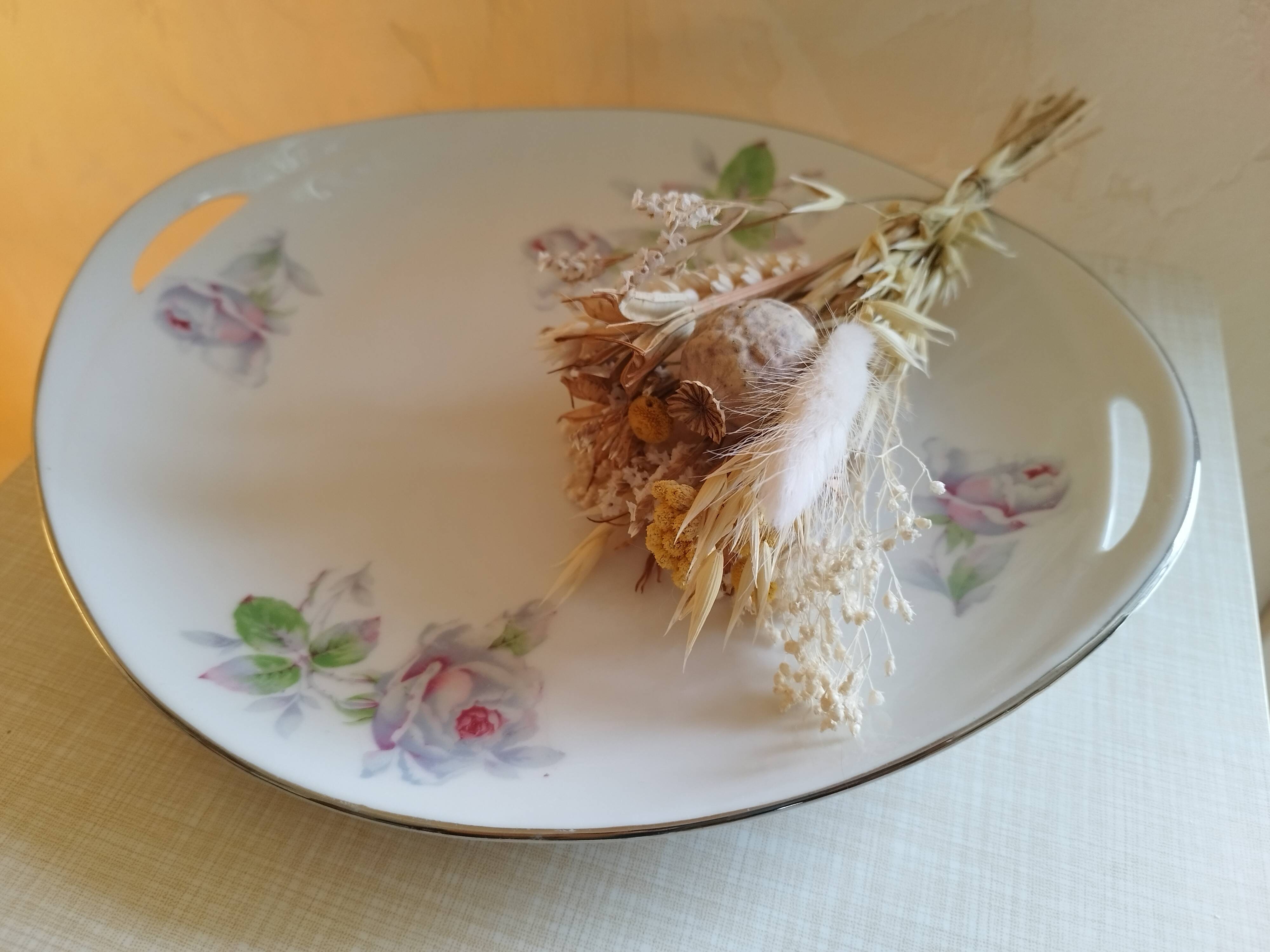 Porcelain cake dish