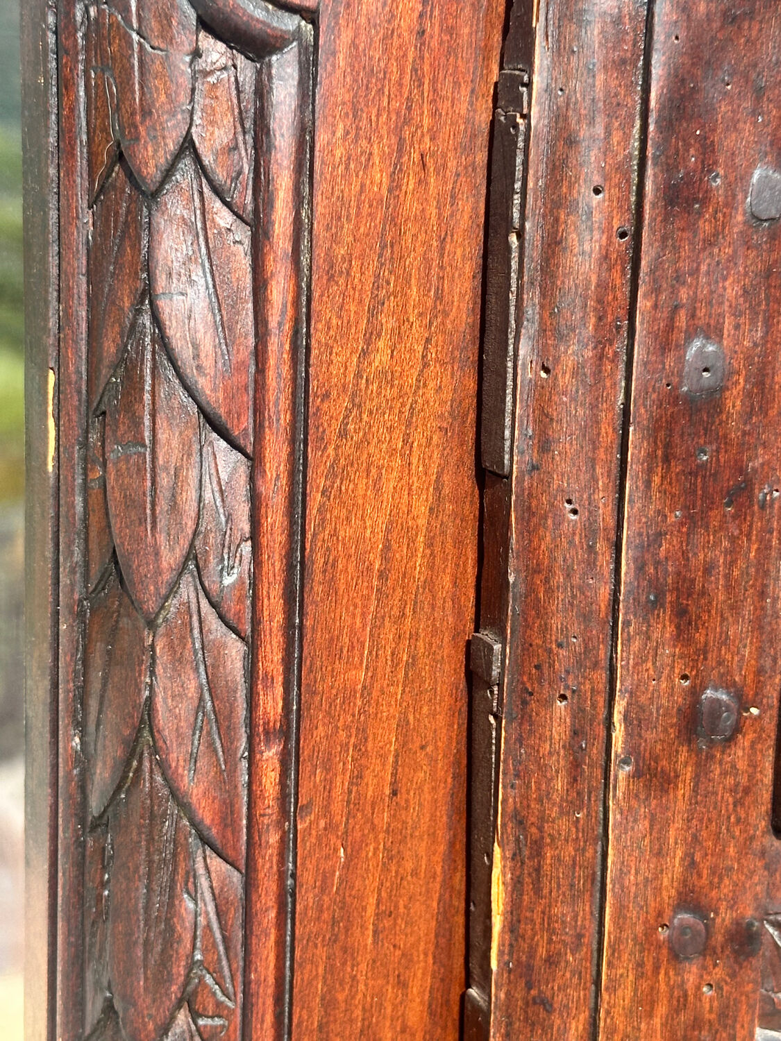 Small display cabinet to place in carved solid oak, 19th century.