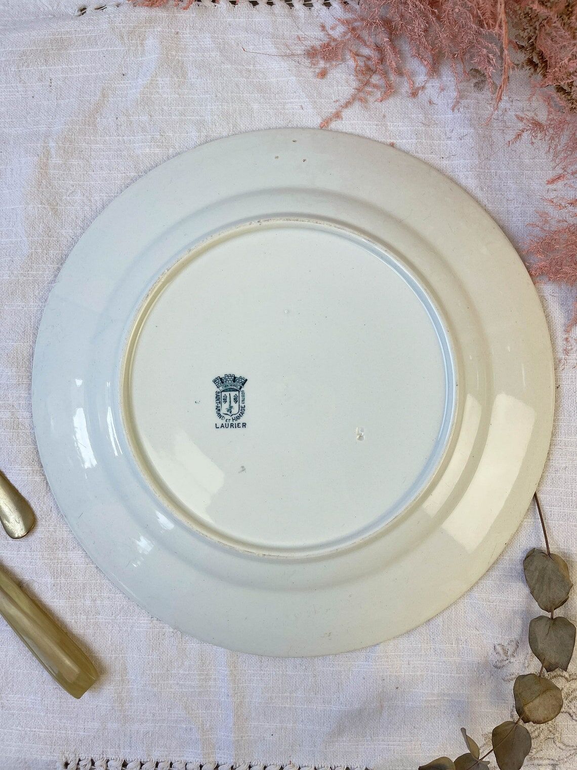 Round dish Terre de fer St Amand & Hamage laurel model made in France