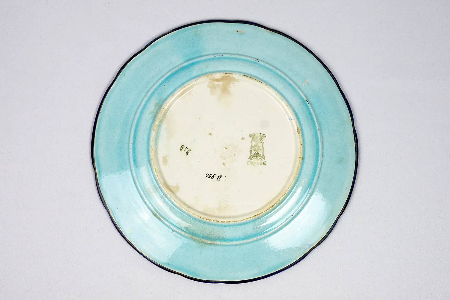 Assiette Longwy début XXe  – Émaux cloisonnés à décor d’oiseaux et fleurs