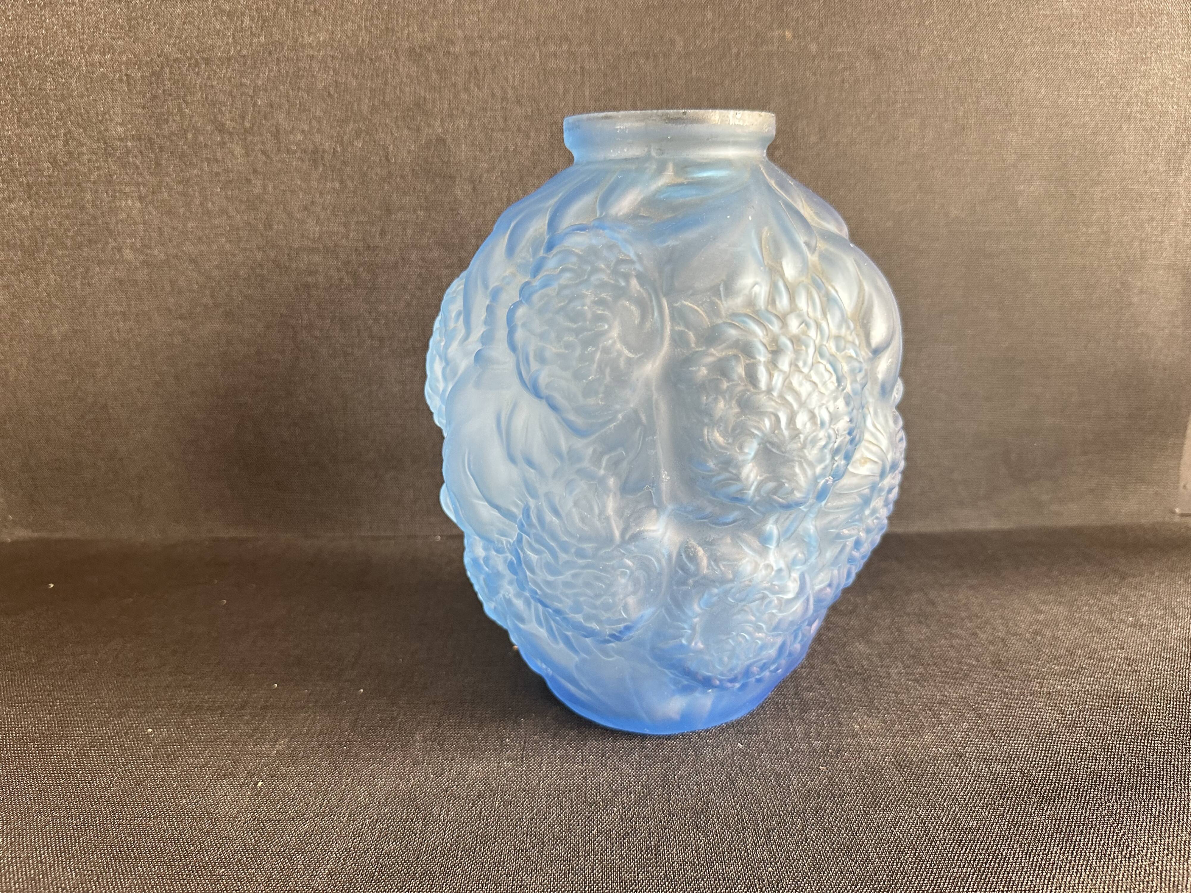 Large Art Deco round vase in frosted blue glass - 1930